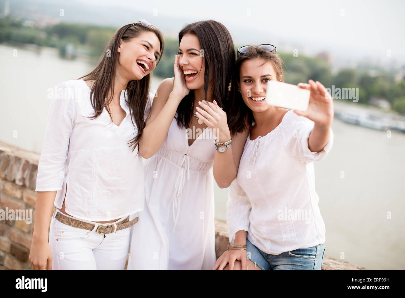 Les jeunes femmes de prendre photo sur le front de mer Banque D'Images