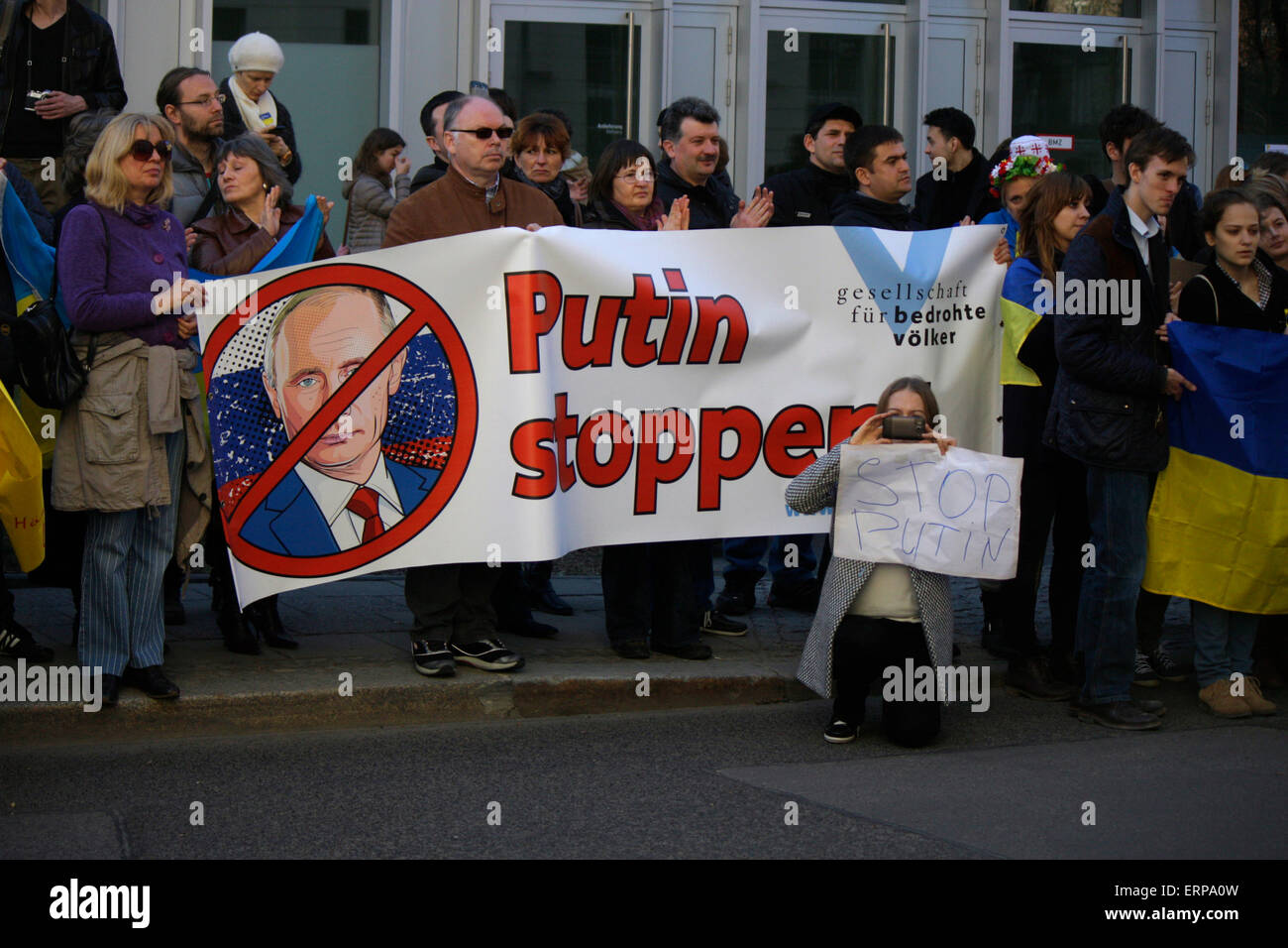 "Poutine Stoppen' - Démonstration gegen das Vorgehen schaubek auf der Krym/ Ukraine vor der ukrainischen Botschaft, 9. Maerz 2014 Banque D'Images