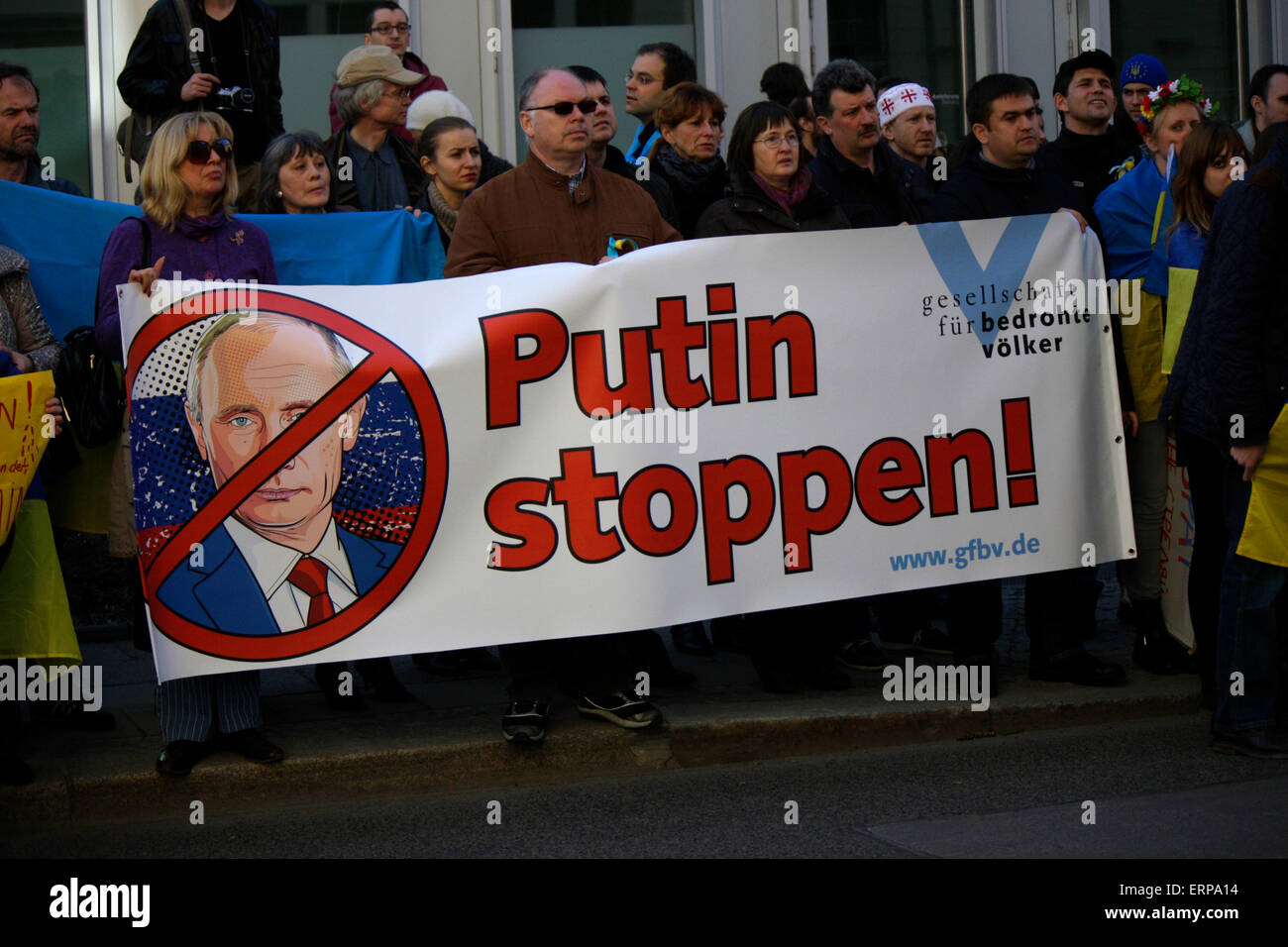 "Poutine Stoppen' - Démonstration gegen das Vorgehen schaubek auf der Krym/ Ukraine vor der ukrainischen Botschaft, 9. Maerz 2014 Banque D'Images