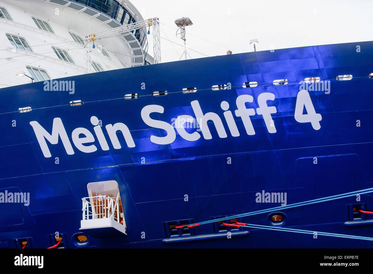 Le nom 'Mein Schiff 4' (lt : Mon navire 4) a de la compagnie de bateau de croisière TUI après le baptême du bateau, Kiel, Allemagne, 5 juin 2015. Photo : Markus Scholz/dpa Banque D'Images