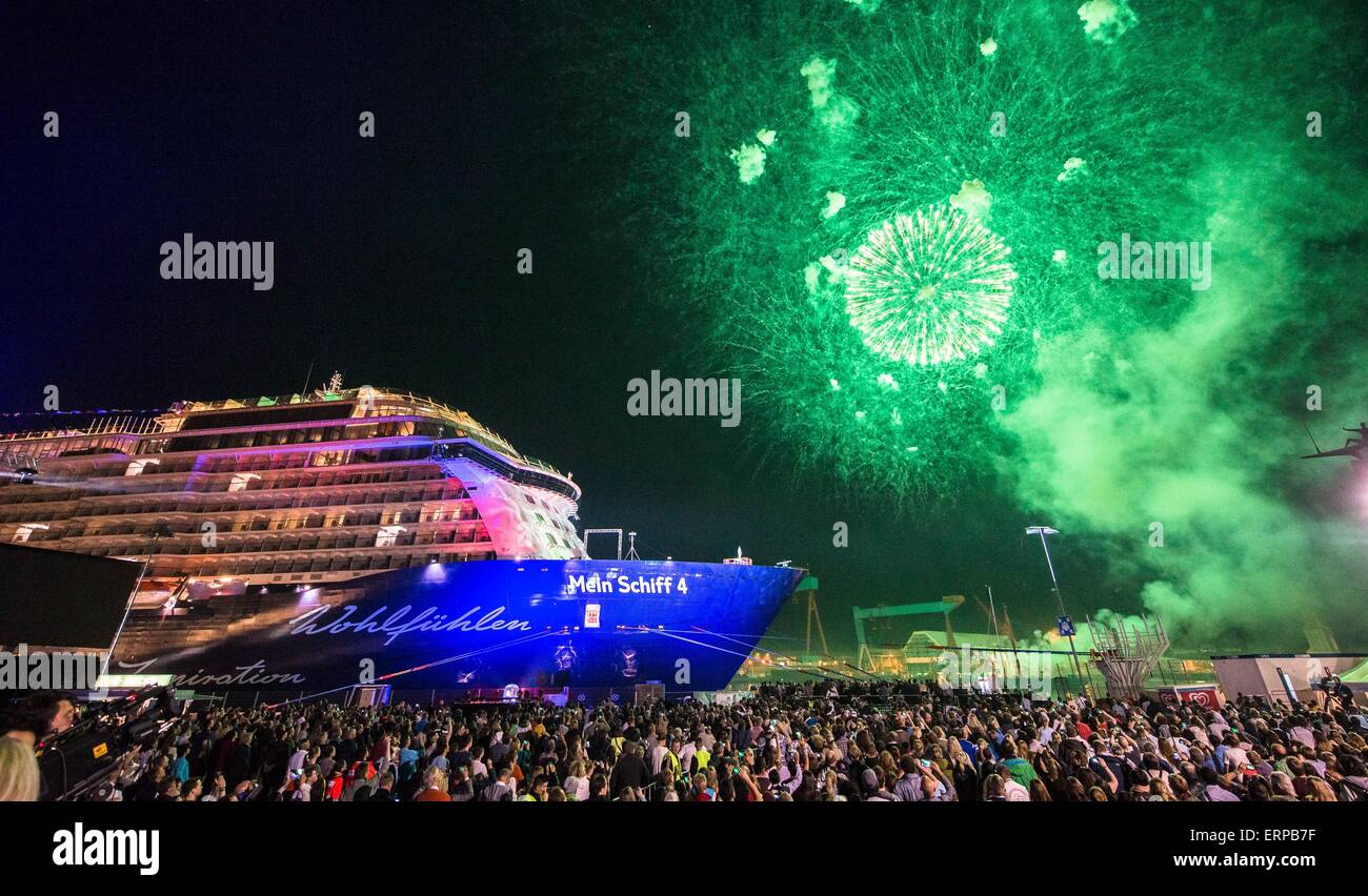 Sur Fireworks show vers la fin du concert pour la cérémonie de baptême d'un nouveau bateau de croisière 'Mein Schiff 4' à partir de la TUI cruise ship company, Kiel, Allemagne, 2015. Photo : Markus Scholz/dpa Banque D'Images