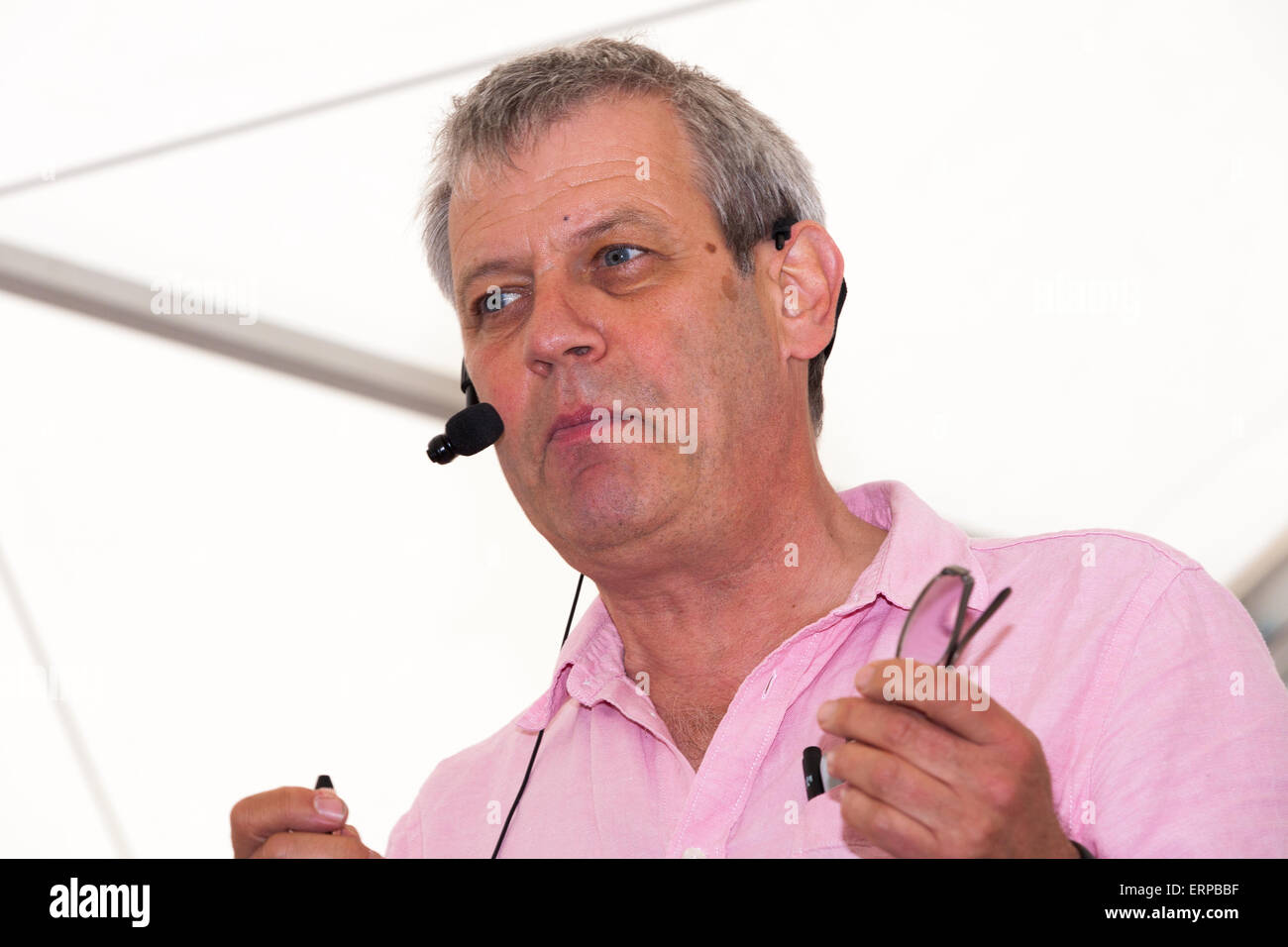 Axel Scheffler donne une présentation et l'aide de dessins de ses personnages, et lit de 'The Gruffalo' à un public. UK Banque D'Images