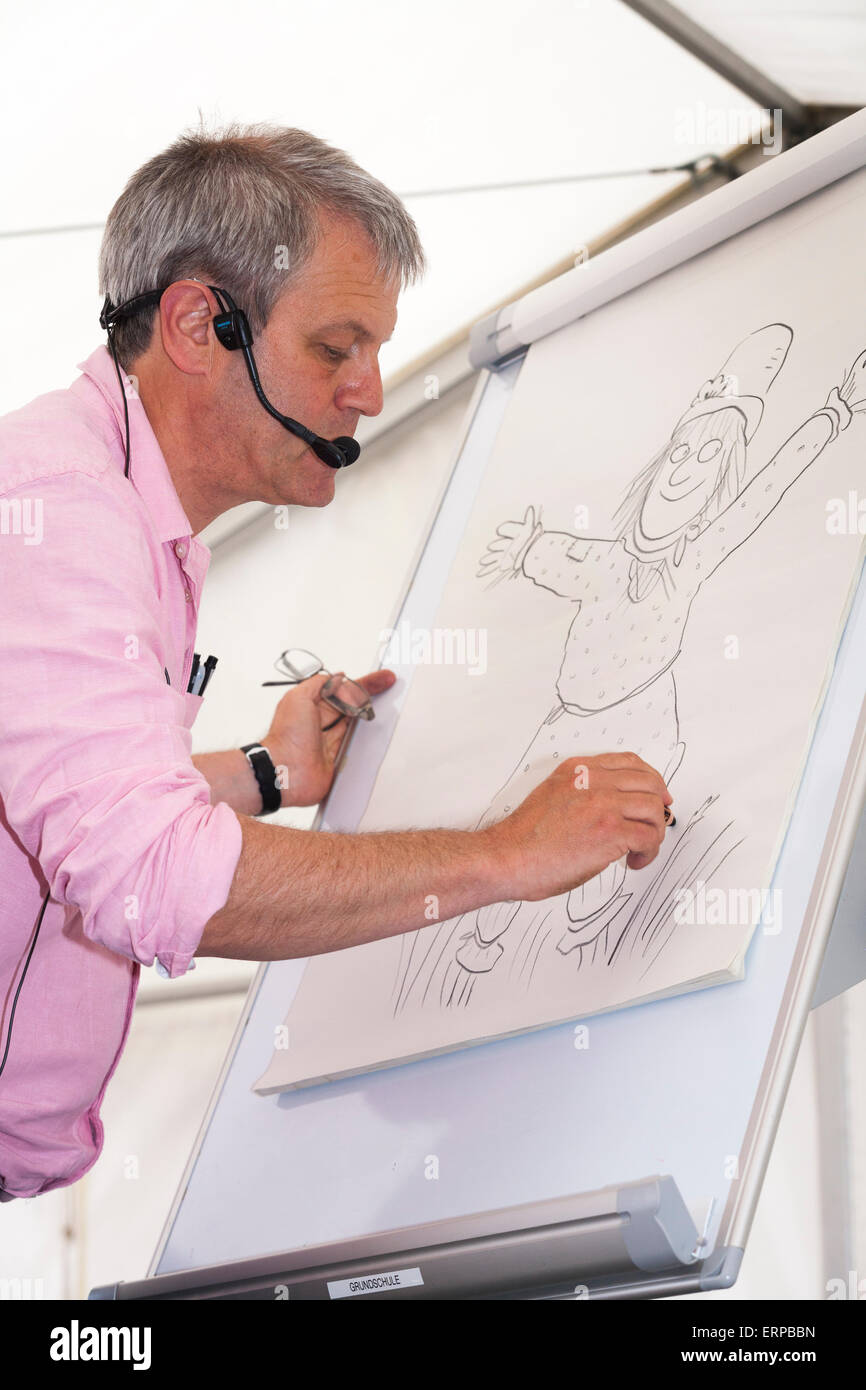 Axel Scheffler donne une présentation et l'aide de dessins de ses personnages, et se lit de la Mariage les épouvantails à un public. Banque D'Images