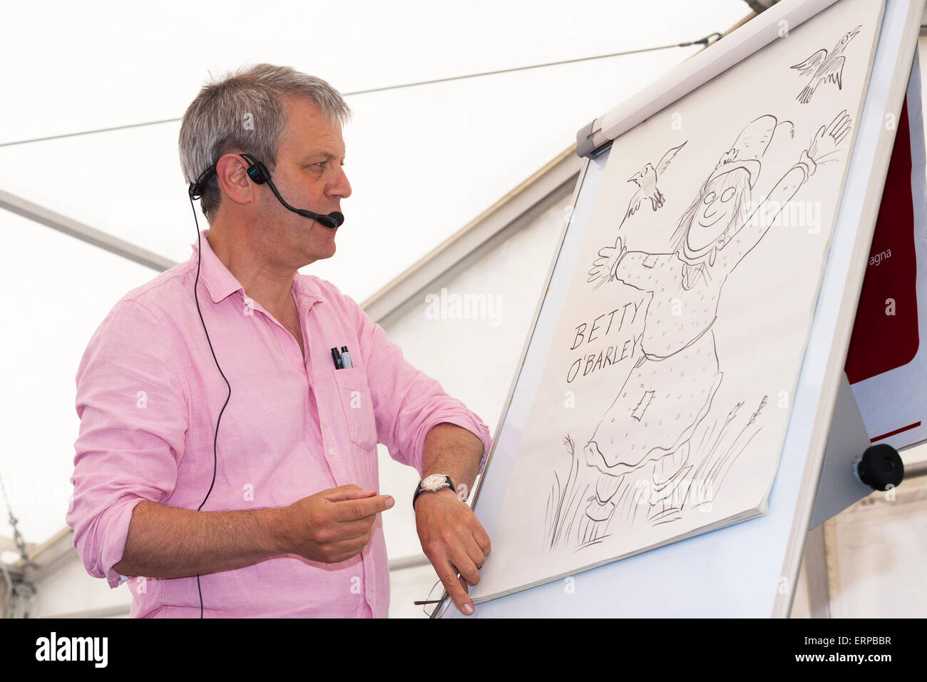 Axel Scheffler donne une présentation et l'aide de dessins de ses personnages, et se lit de la Mariage les épouvantails à un public. Banque D'Images