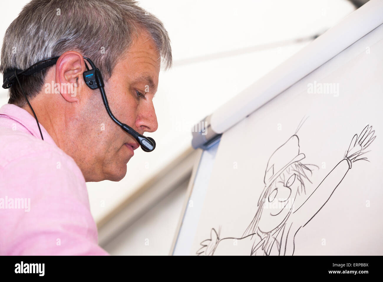 Axel Scheffler donne une présentation et l'aide de dessins de ses personnages, et se lit de la Mariage les épouvantails à un public. Banque D'Images