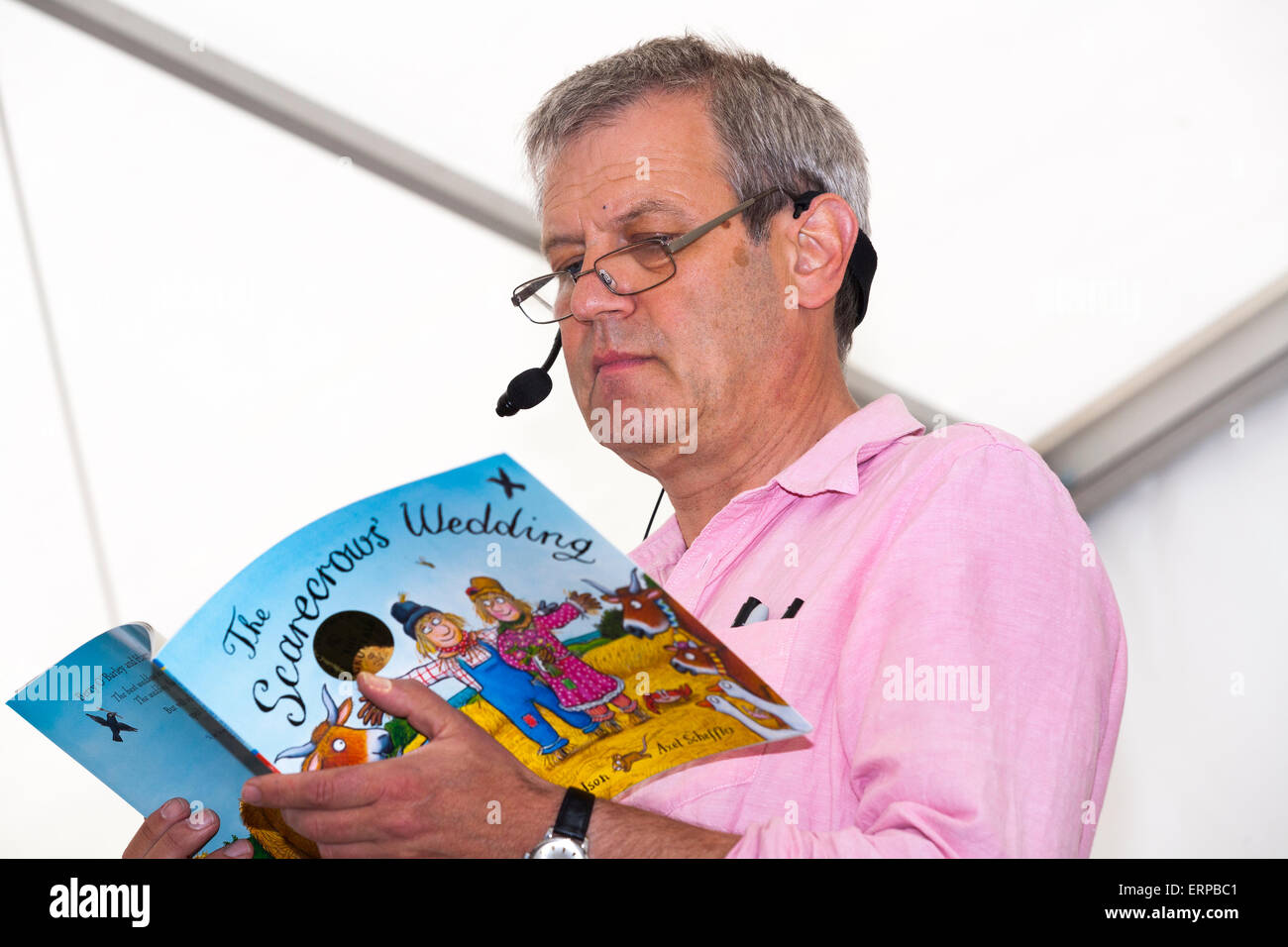 Axel Scheffler donne une présentation et l'aide de dessins de ses personnages, et lit de 'The Gruffalo' à un public. UK Banque D'Images