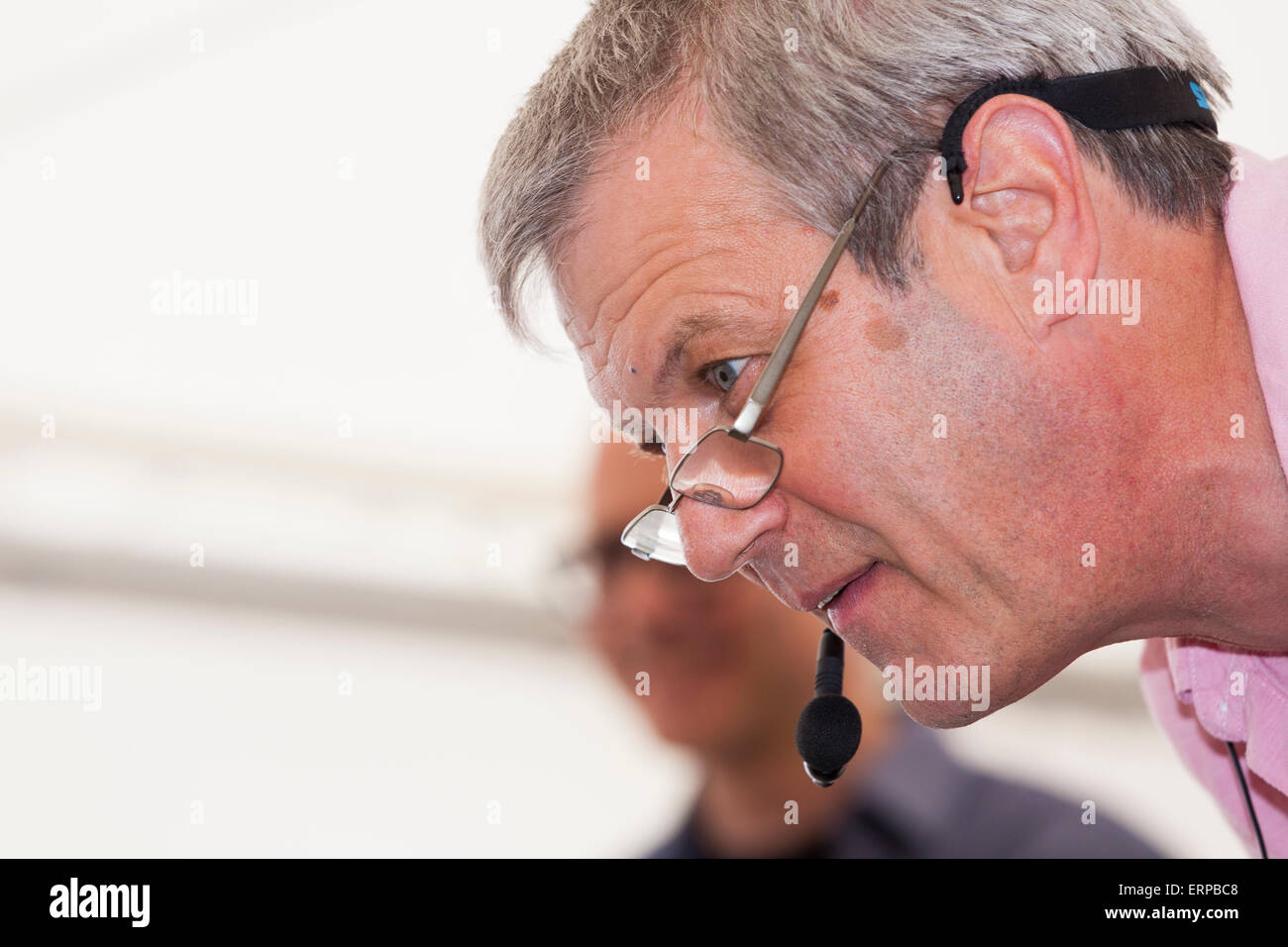 Axel Scheffler donne une présentation et l'aide de dessins de ses personnages, et lit de 'The Gruffalo' à un public. UK Banque D'Images