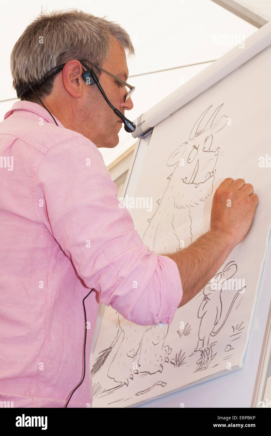 Axel Scheffler donne une présentation et l'aide de dessins de ses personnages, et lit de 'The Gruffalo' à un public. UK Banque D'Images