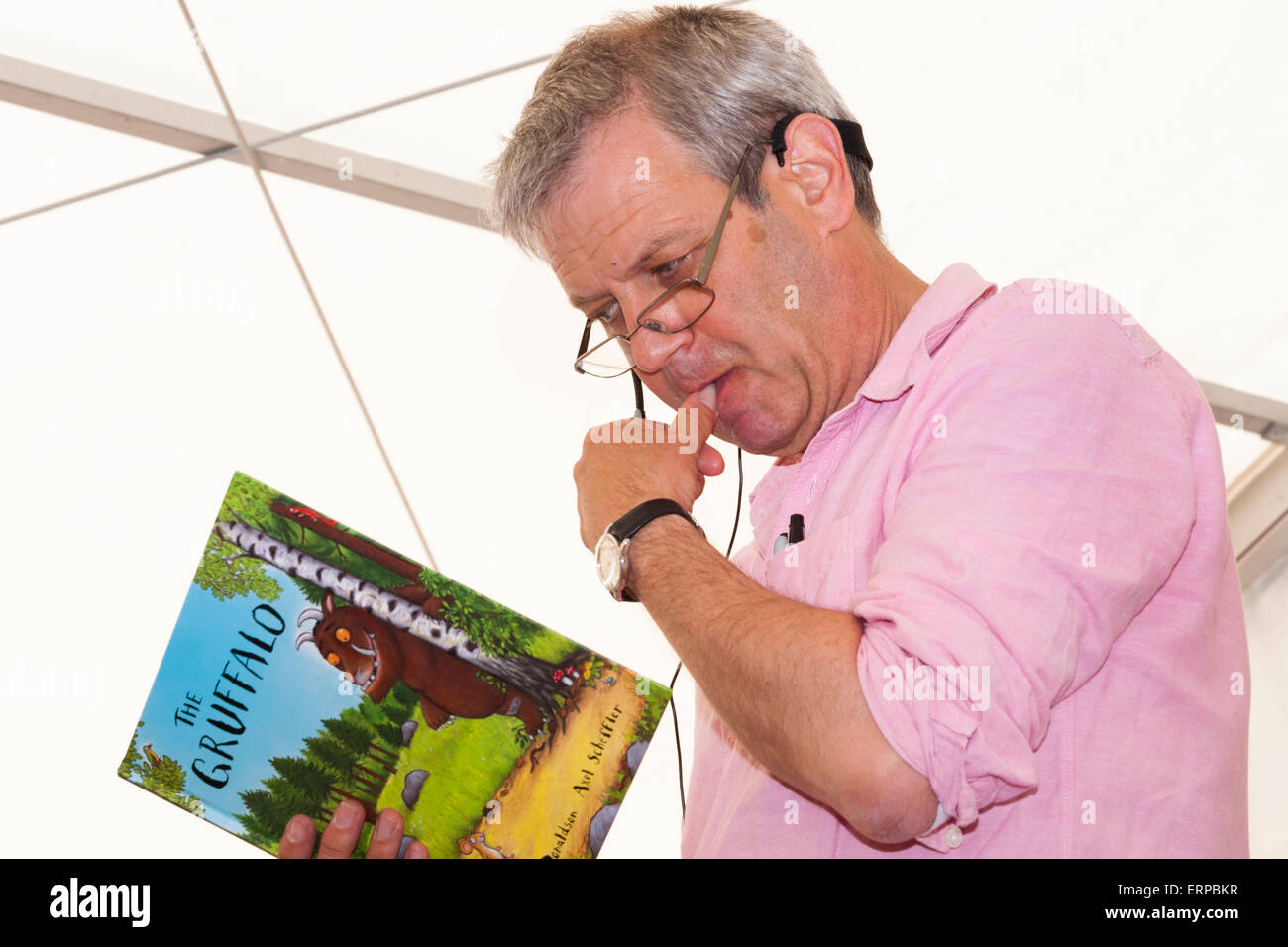 Axel Scheffler donne une présentation et l'aide de dessins de ses personnages, et lit de 'The Gruffalo' à un public. UK Banque D'Images