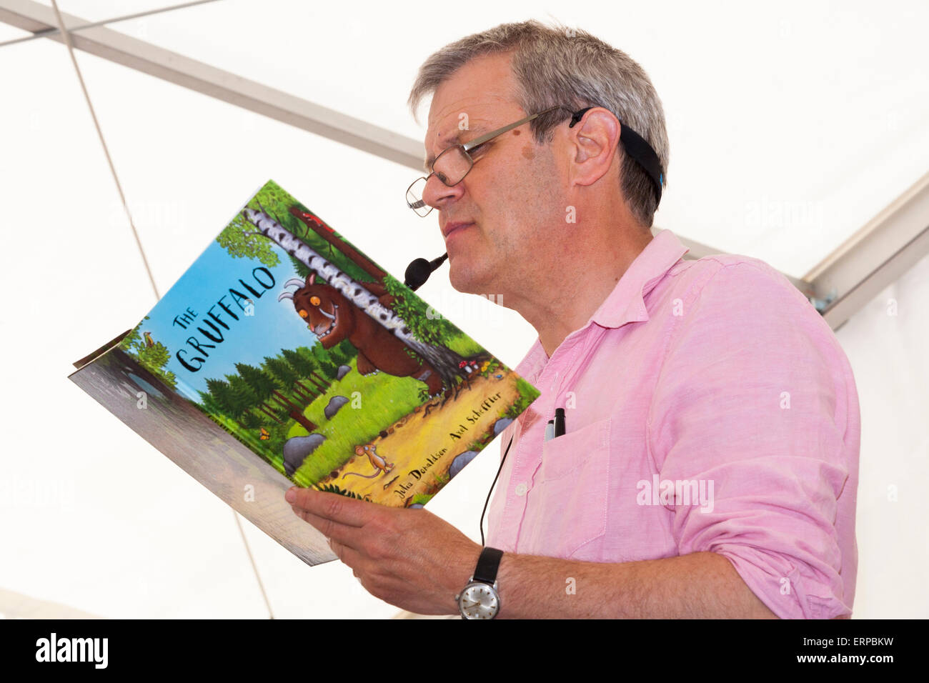 Axel Scheffler donne une présentation et l'aide de dessins de ses personnages, et lit de 'The Gruffalo' à un public. UK Banque D'Images