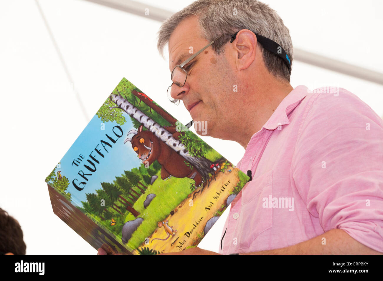 Axel Scheffler donne une présentation et l'aide de dessins de ses personnages, et lit de 'The Gruffalo' à un public. UK Banque D'Images