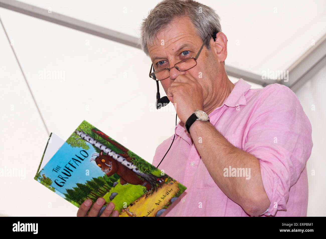 Axel Scheffler donne une présentation et l'aide de dessins de ses personnages, et lit de 'The Gruffalo' à un public. UK Banque D'Images