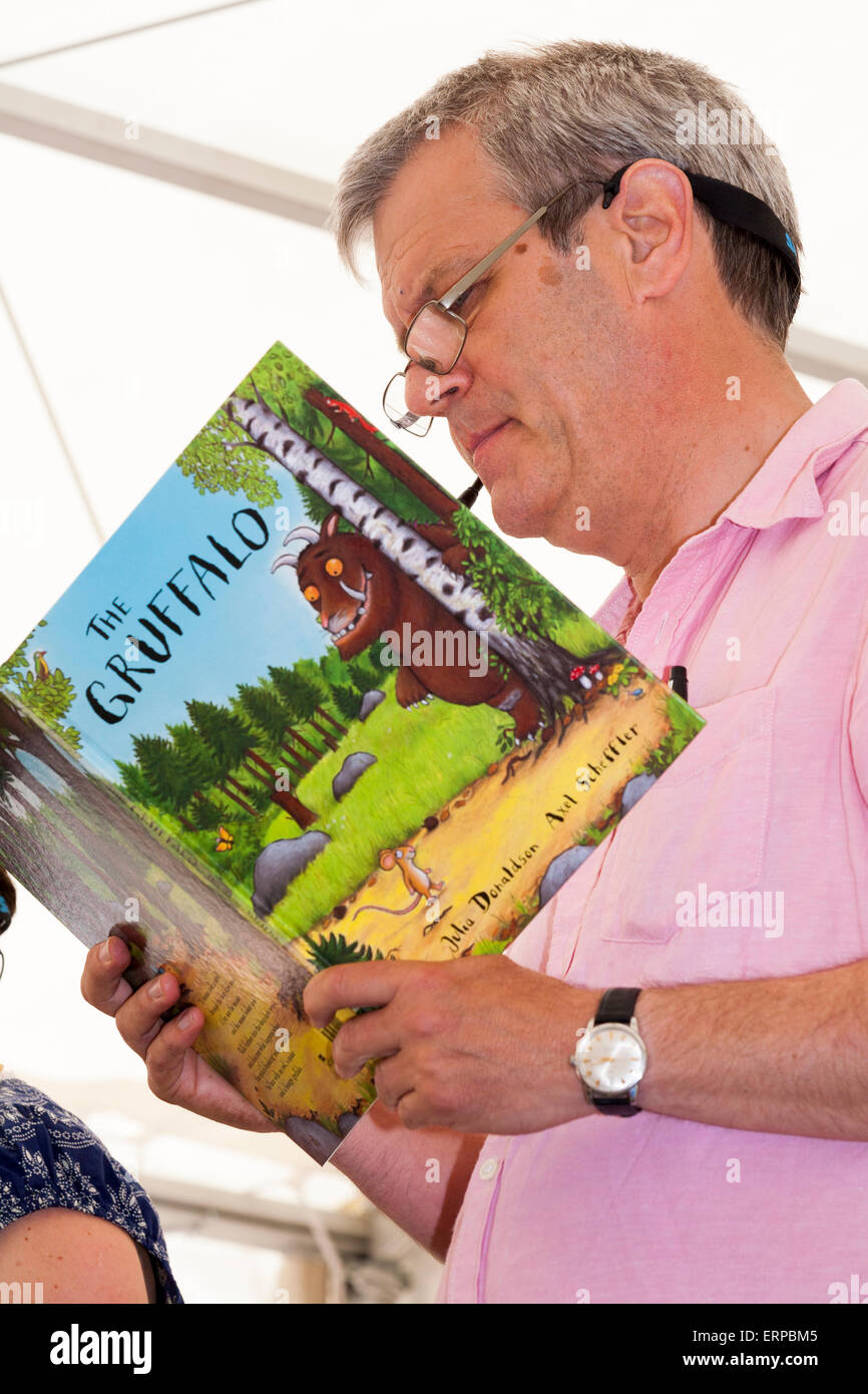 Axel Scheffler donne une présentation et l'aide de dessins de ses personnages, et lit de 'The Gruffalo' à un public. UK Banque D'Images