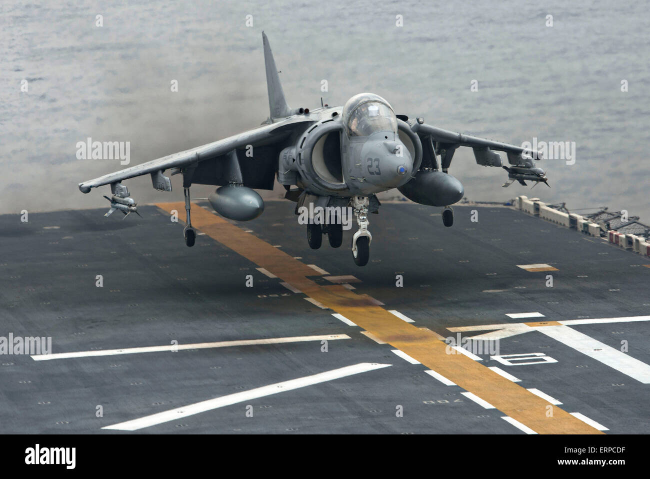 Un U.S. Marine Corps AV-8B Harrier II Terres d'avions de chasse dans le poste de pilotage de l'assaut amphibie USS Bonhomme Richard le 4 juin 2015 dans la mer de Chine orientale. Banque D'Images