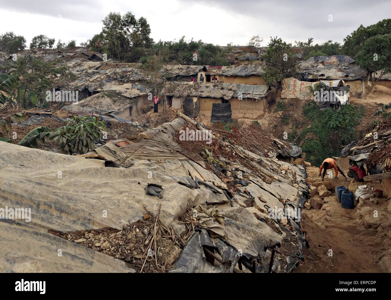 Un camp de réfugiés Rohingyas au Bangladesh le 31 mars 2015 près de la frontière du Myanmar à Kutupalong, Bangladesh. Des milliers de personnes déplacées ont fui la persécution des rohingyas en Birmanie. Banque D'Images