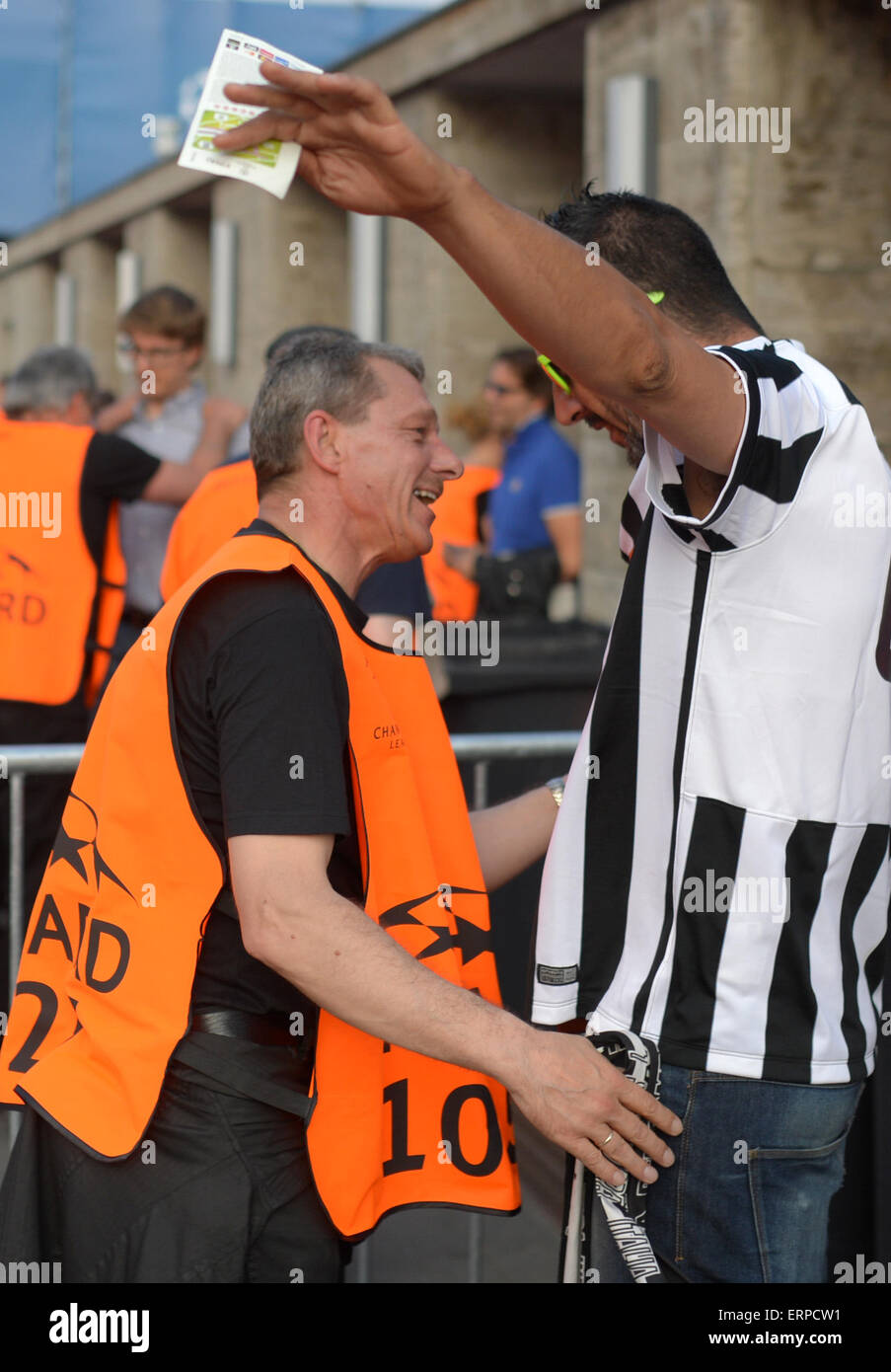 Berlin, Allemagne. 06 Juin, 2015. Les contrôles de sécurité des fans de la Juventus avant la finale de la Ligue des Champions match de football entre la Juventus et le FC Barcelone au stade olympique de Berlin, Allemagne, 06 juin 2015. Photo : Thomas Eisenhuth/dpa/Alamy Live News Banque D'Images