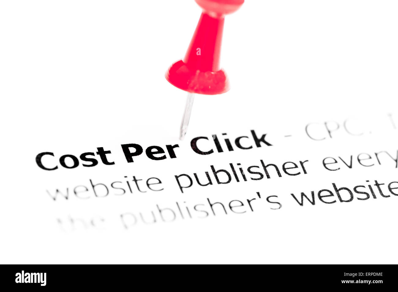 Mots Coût par clic épinglée sur du papier blanc avec punaise rouge copie disponible, l'espace. Concept d'affaires Banque D'Images