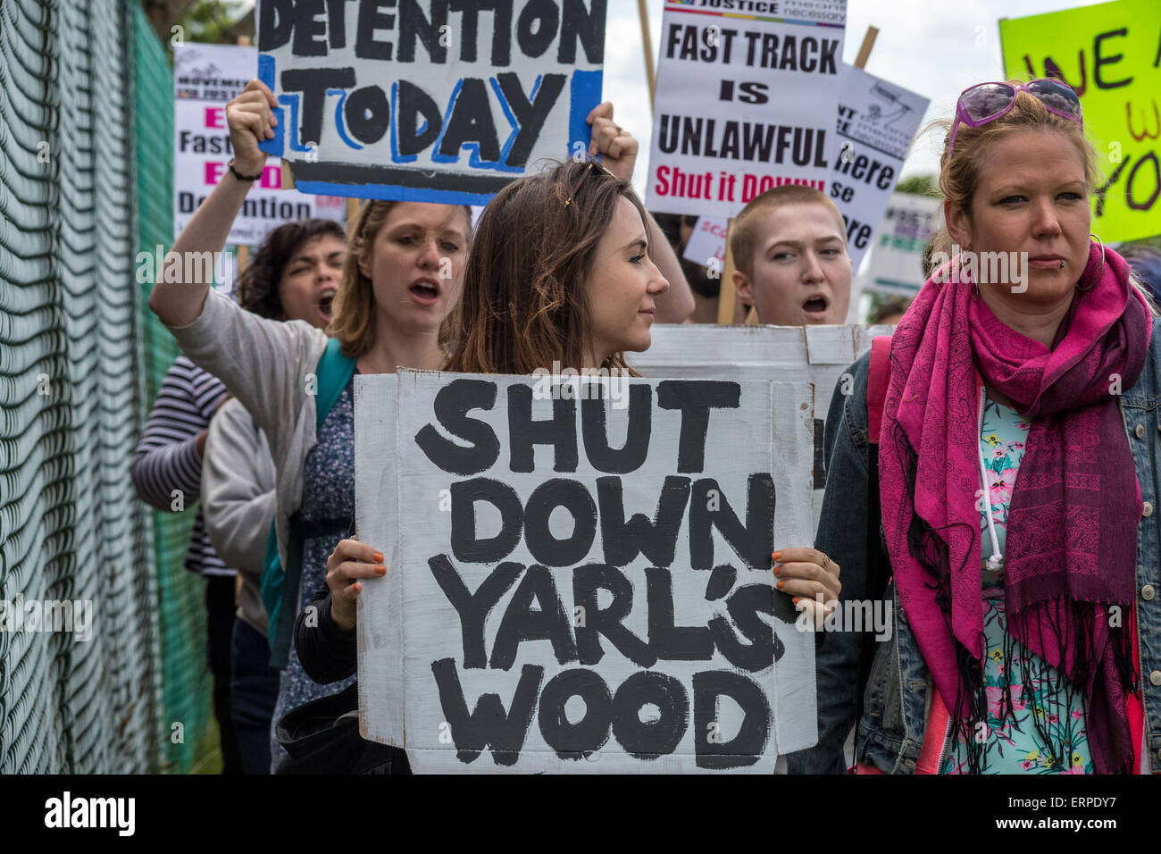 Londres, Royaume-Uni. 6 juin, 2015. Fermer le centre de détention de Yarl's Wood Crédit : protestation Guy Josse/Alamy Live News Banque D'Images