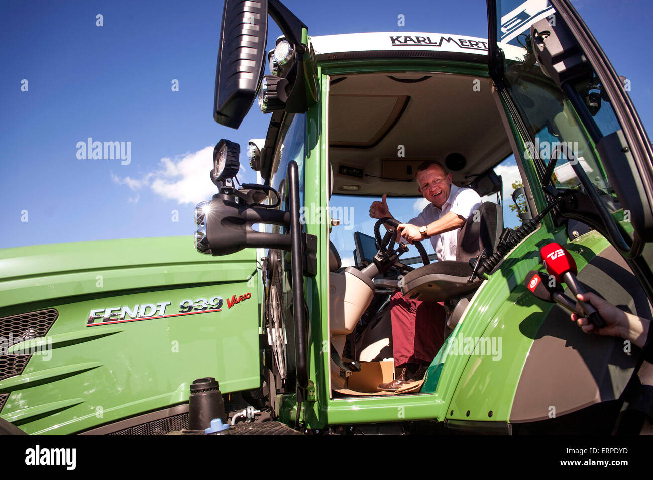 Roskilde, Danemark, Juin 6th, 2015 : le Danois Lars Loekke leader de l'opposition, Rasmussen (Venstre, lire : Libéral) est dans la cabine de la plus grande foire agricole du tracteur sur Roskilde. Le président du parti libéral ont visité le salon dans le cadre de sa campagne électorale : OJPHOTOS Crédit/Alamy Live News Banque D'Images