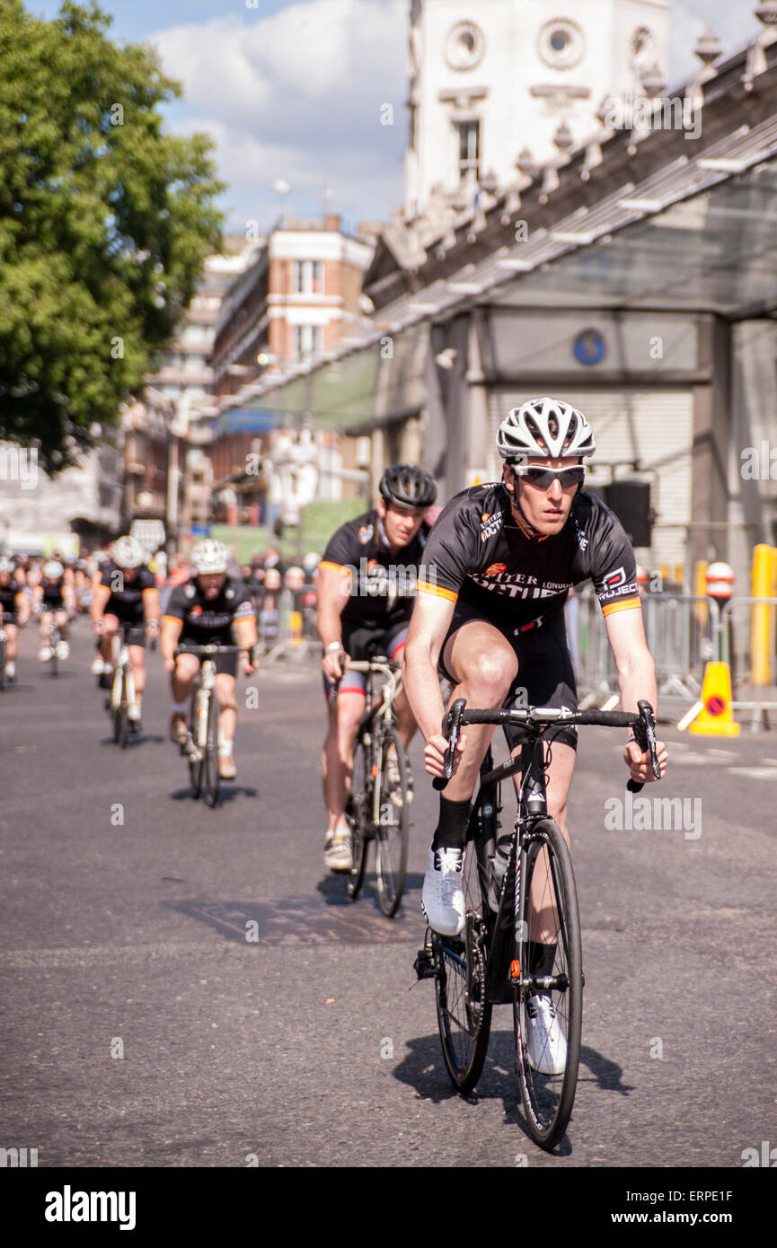 Londres, Royaume-Uni. 6 juin 2015. Les participants à la course de Jupiter passent, comme la 9e édition de l'primé Jupiter Londres Nocturne hits les rues de Farringdon. L'événement réunit les meilleures courses critérium de la rapide et technique du circuit de course autour de Smithfield Market, avec un mélange de courses amateur et d'élite pour les coureurs masculins et féminins. Crédit : Stephen Chung / Alamy Live News Banque D'Images