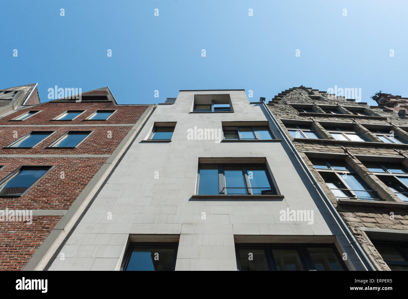 Belgique, Anvers, mélange d'anciens et de nouveaux bâtiments dans le Zilversmidstraat Banque D'Images