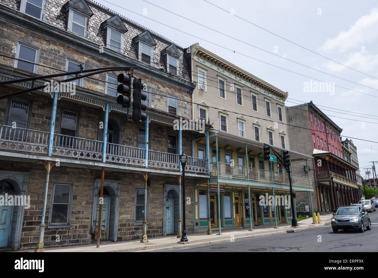 Vieux bâtiments commerciaux sur la rue Main à Phillipsburg, New Jersey, USA. Banque D'Images