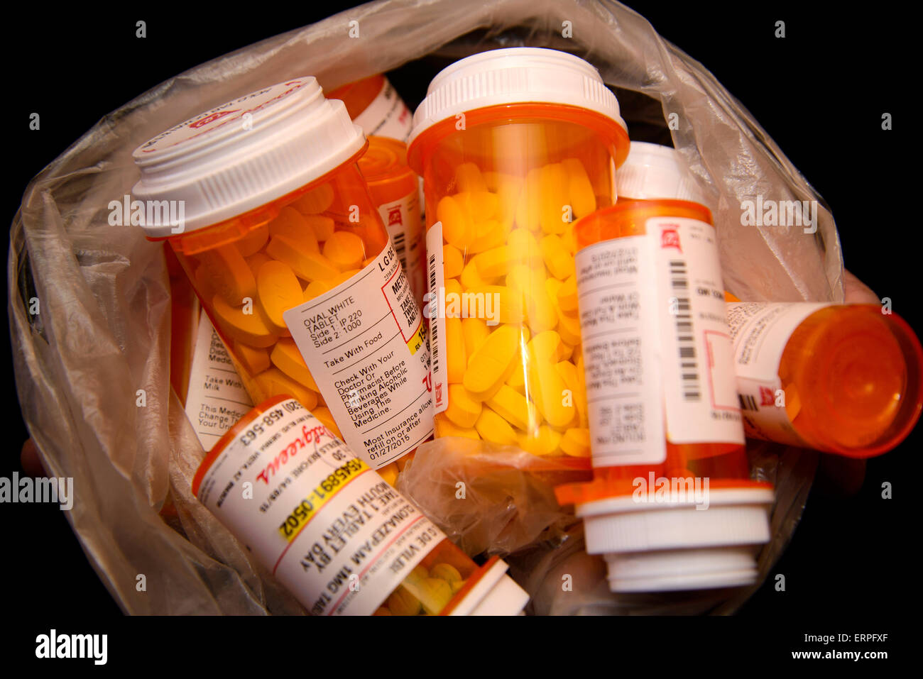 Les médicaments d'ordonnance prise par une femme avec une maladie chronique. Banque D'Images