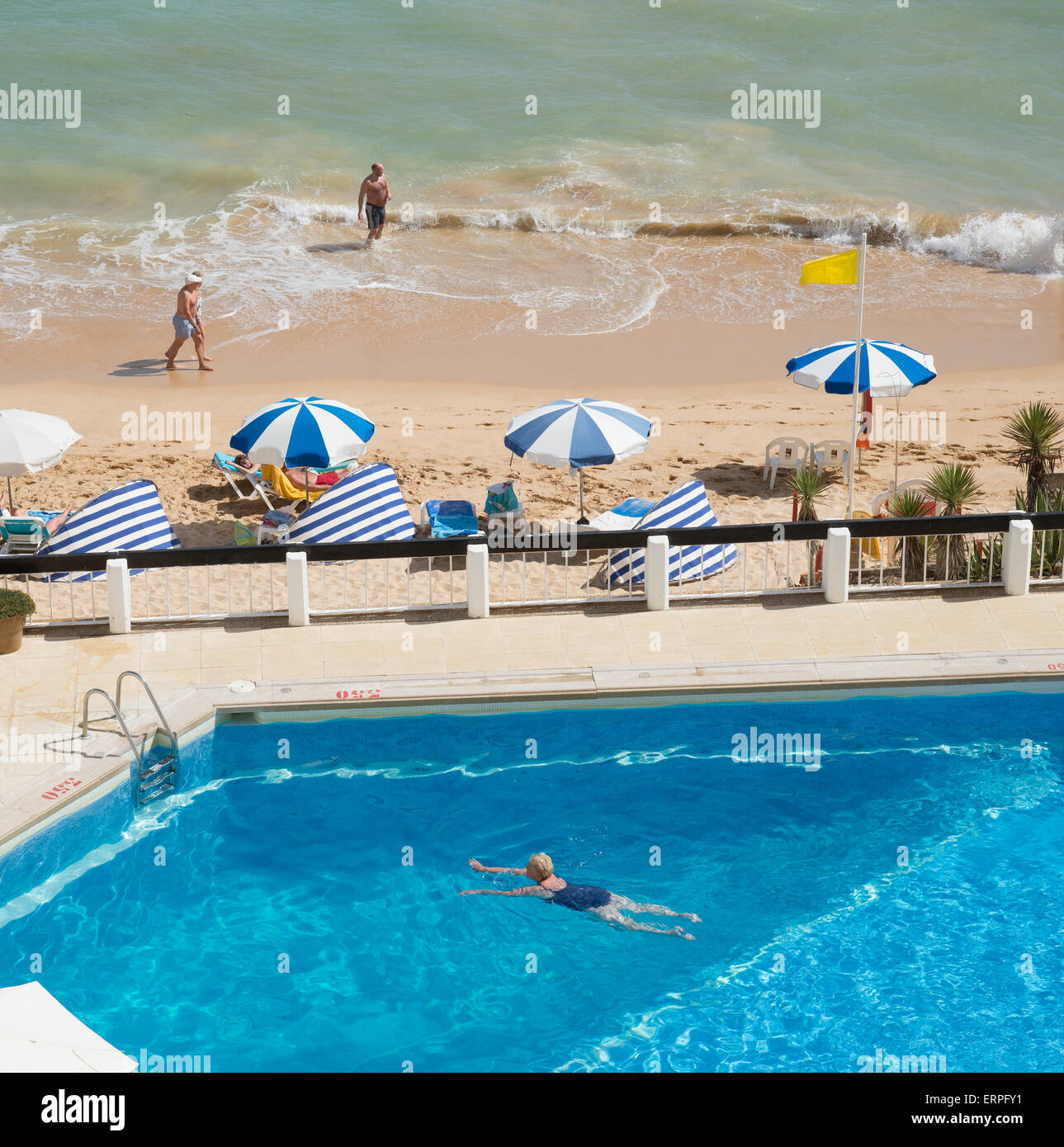 Piscine Avec Plage De Sable Et La Mer Algarve Portugal