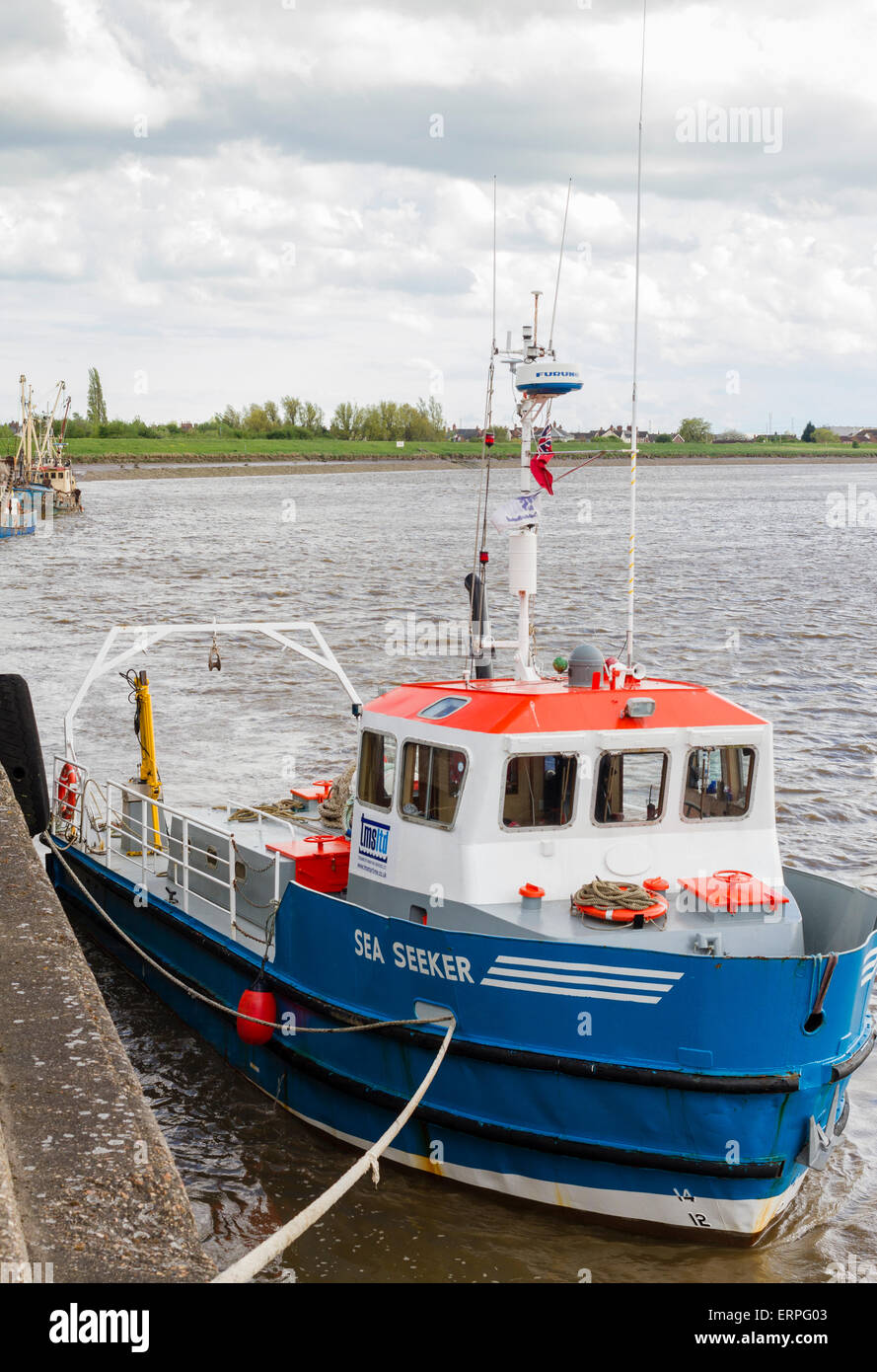 Les bateaux de pêche le long du mur de la jetée au King's Lynn sur la Great Ouse, Norfolk Banque D'Images