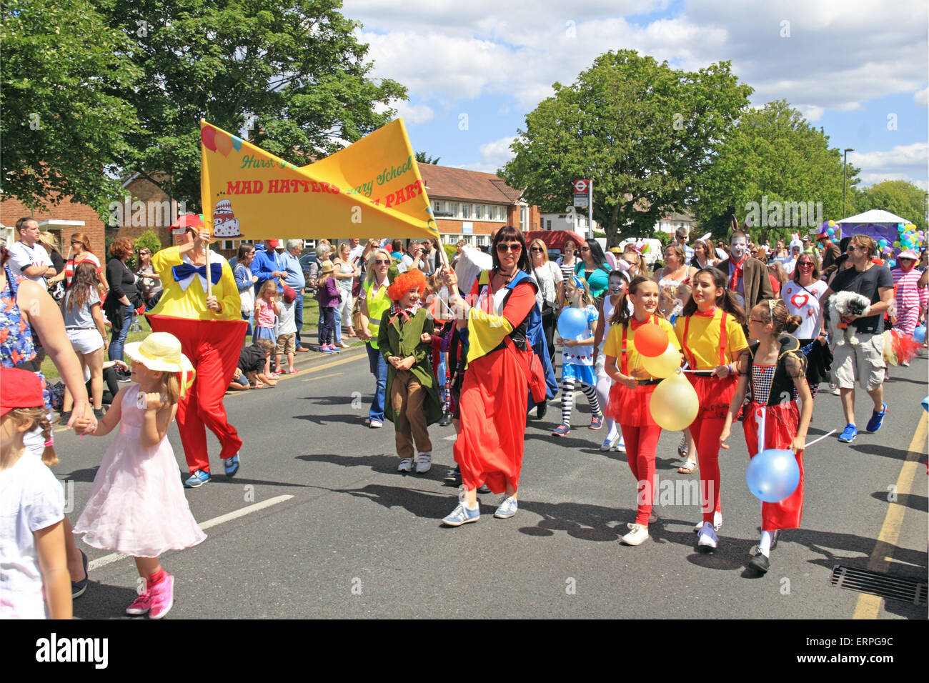 Mad Hatter's Tea Party par Hurst Park Enfants École, Molesey Carnival Procession. Samedi 6 juin 2015. Molesey, Surrey, Angleterre, Royaume-Uni. Procession annuelle des flotteurs à thème suivi par kermesse du village toujours lieu le premier samedi de juin. Banque D'Images