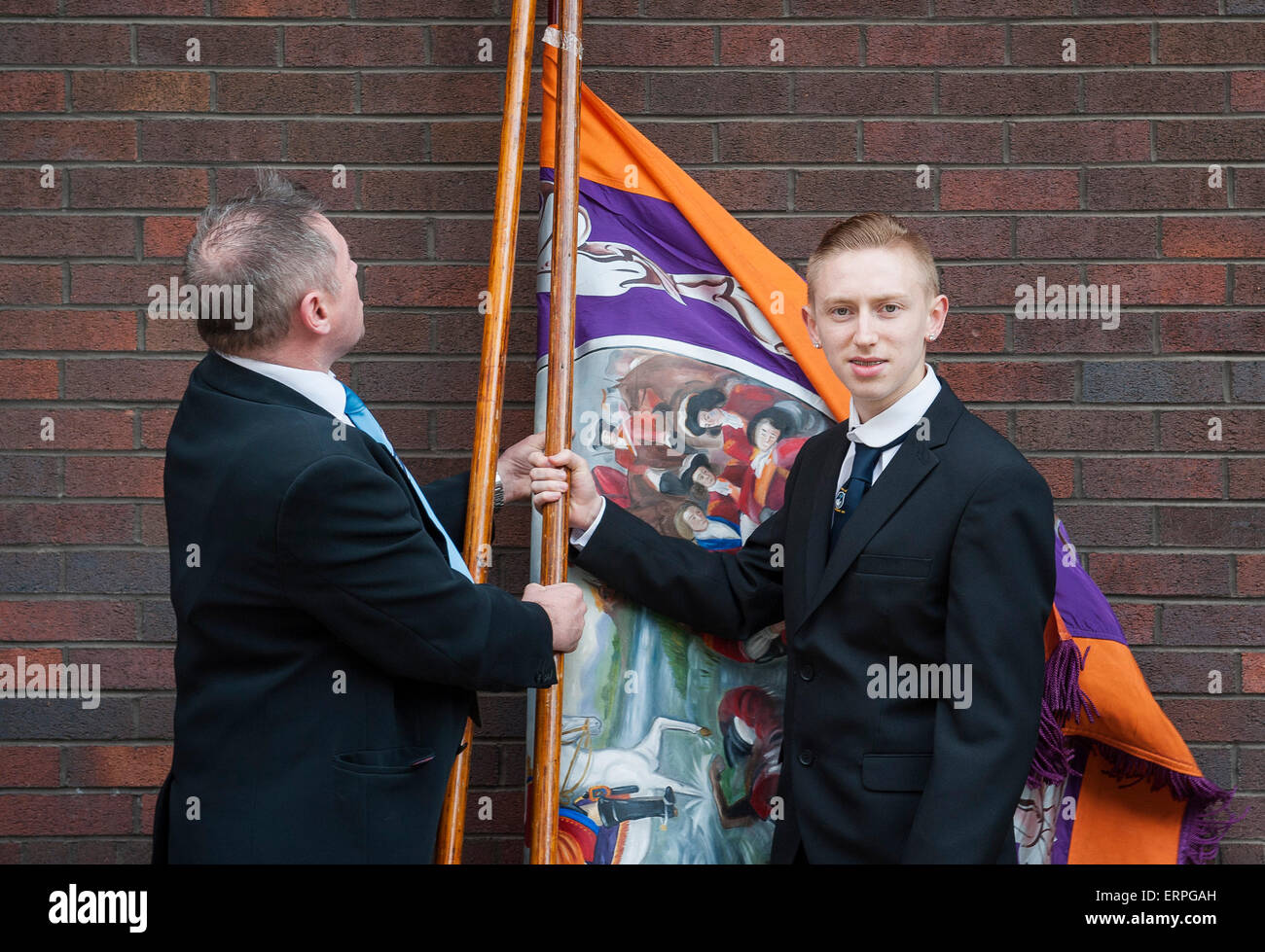 Père et fils prennent part à une orange à pied. Orangistes et les femmes en mars afin d'Orange controversé appelé 'Événement' Orangefest à Glasgow le 6 juin 2015. Banque D'Images