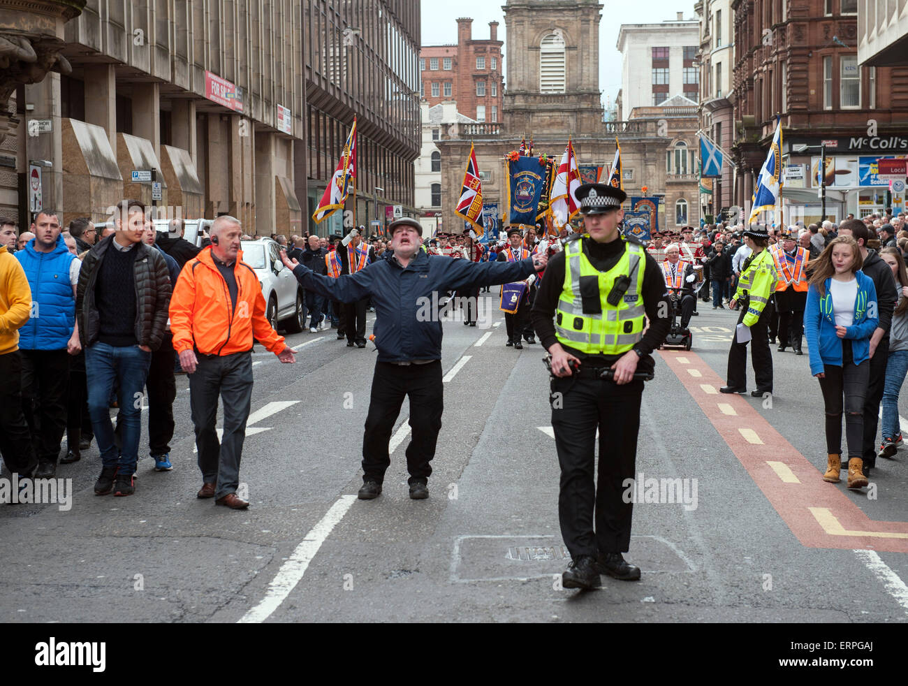 Orangistes et les femmes en mars afin d'Orange controversé appelé 'Événement' Orangefest à Glasgow le 6 juin 2015. Banque D'Images