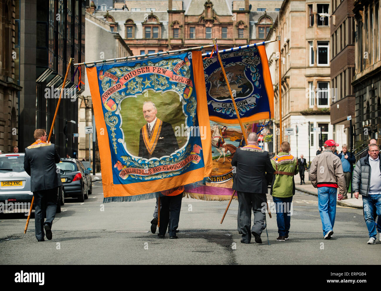 Orangistes et les femmes en mars afin d'Orange controversé appelé 'Événement' Orangefest à Glasgow le 6 juin 2015. Banque D'Images
