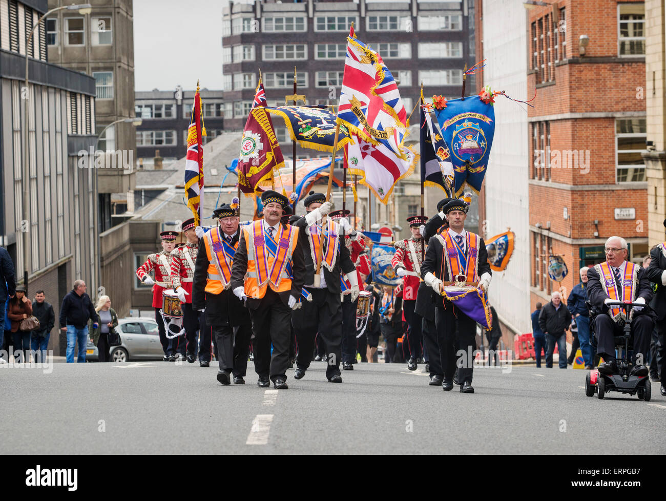 Orangistes et les femmes en mars afin d'Orange controversé appelé 'Événement' Orangefest à Glasgow le 6 juin 2015. Banque D'Images
