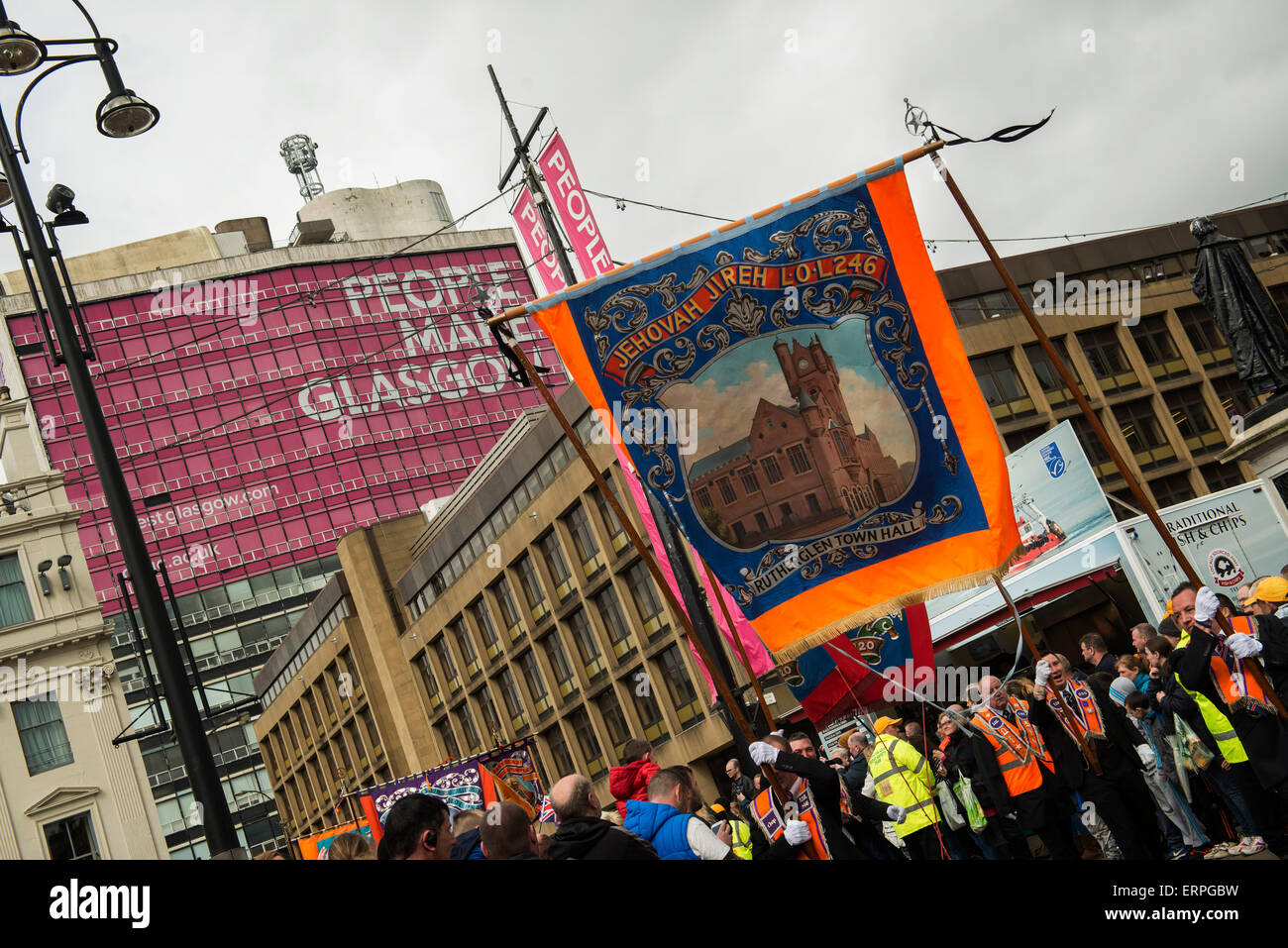 Orangistes et les femmes en mars afin d'Orange controversé appelé 'Événement' Orangefest à Glasgow le 6 juin 2015. Banque D'Images