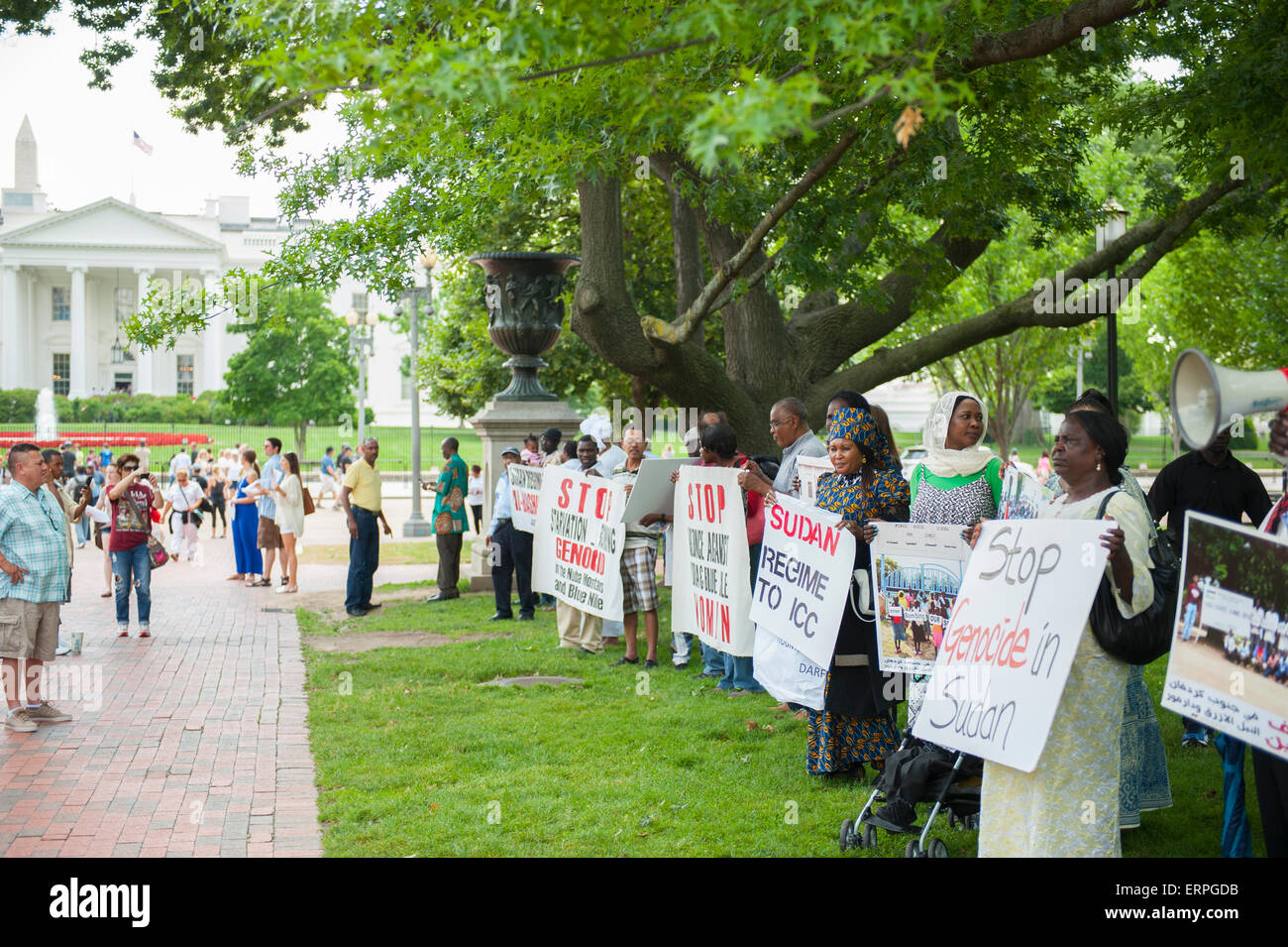 USA Washington DC une manifestation pacifique en face de la Maison Blanche pour arrêter la violence au Soudan - les gens dans le parc Lafayette Banque D'Images USA Washington DC une manifestation pacifique en face de la Maison Blanche pour arrêter la violence au Soudan - les gens dans le parc Lafayette Banque D'Images