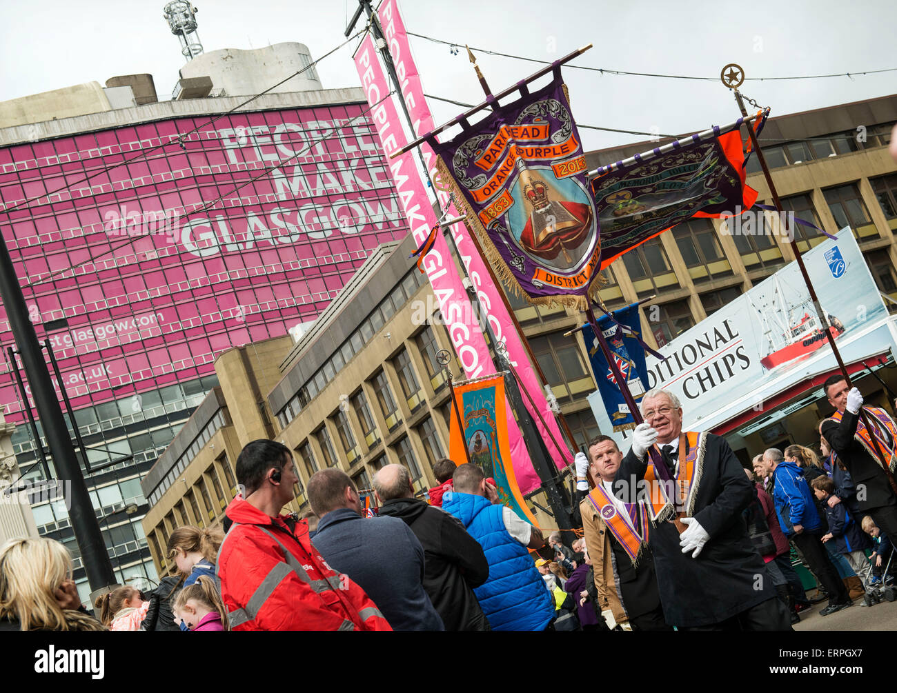 Orangistes et les femmes en mars afin d'Orange controversé appelé 'Événement' Orangefest à Glasgow le 6 juin 2015. Banque D'Images