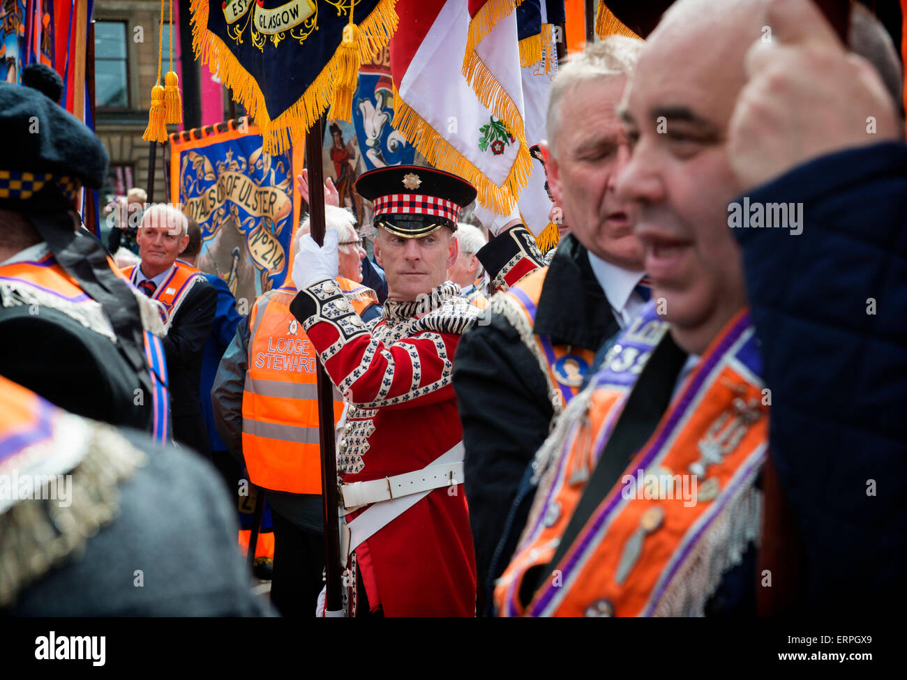 Orangistes et les femmes en mars afin d'Orange controversé appelé 'Événement' Orangefest à Glasgow le 6 juin 2015. Banque D'Images