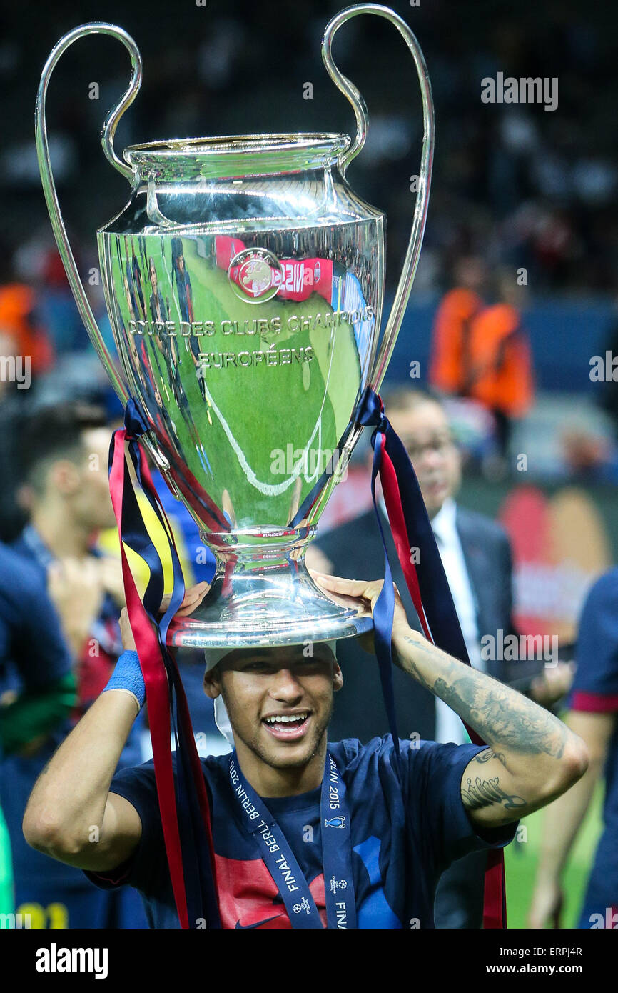 Berlin, Allemagne. 6 juin, 2015. Neymar (C), du FC Barcelone contient jusqu' le trophée après la finale de la Ligue des Champions match entre la  Juventus F.C. et le FC Barcelone à Berlin,