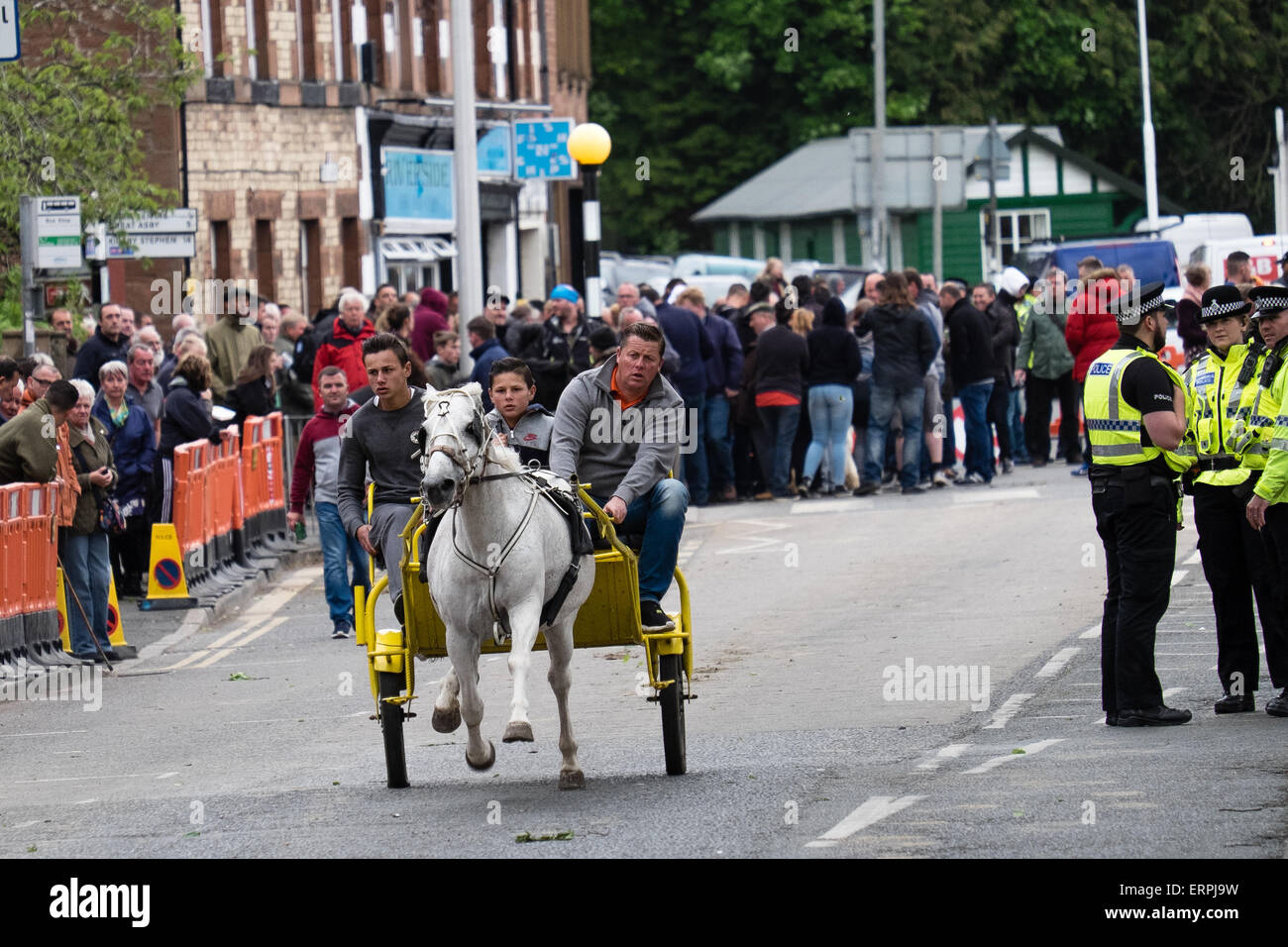 Dans Appleby Westmorland, Cumbria UK. 6e juin 2015. Les membres de l'UK Les communautés tsiganes et voyageurs convergent sur le nord de la ville anglaise de Appleby. Foires de chevaux ont eu lieu dans la ville , élevé dans les collines du nord de l'Angleterre Pennine depuis 1685. Pour les membres de la communautés tsiganes et voyageurs c'est l'occasion vente et achat de chevaux et de rencontrer de vieux amis, mais l'événement a acquis une réputation de plus en plus le danger pour les piétons et les chevaux qu'ils sont entraînés à grande vitesse le long d'un voies étroites dans et autour de la ville. Crédit : Ian Wray Alamy Live News. Banque D'Images