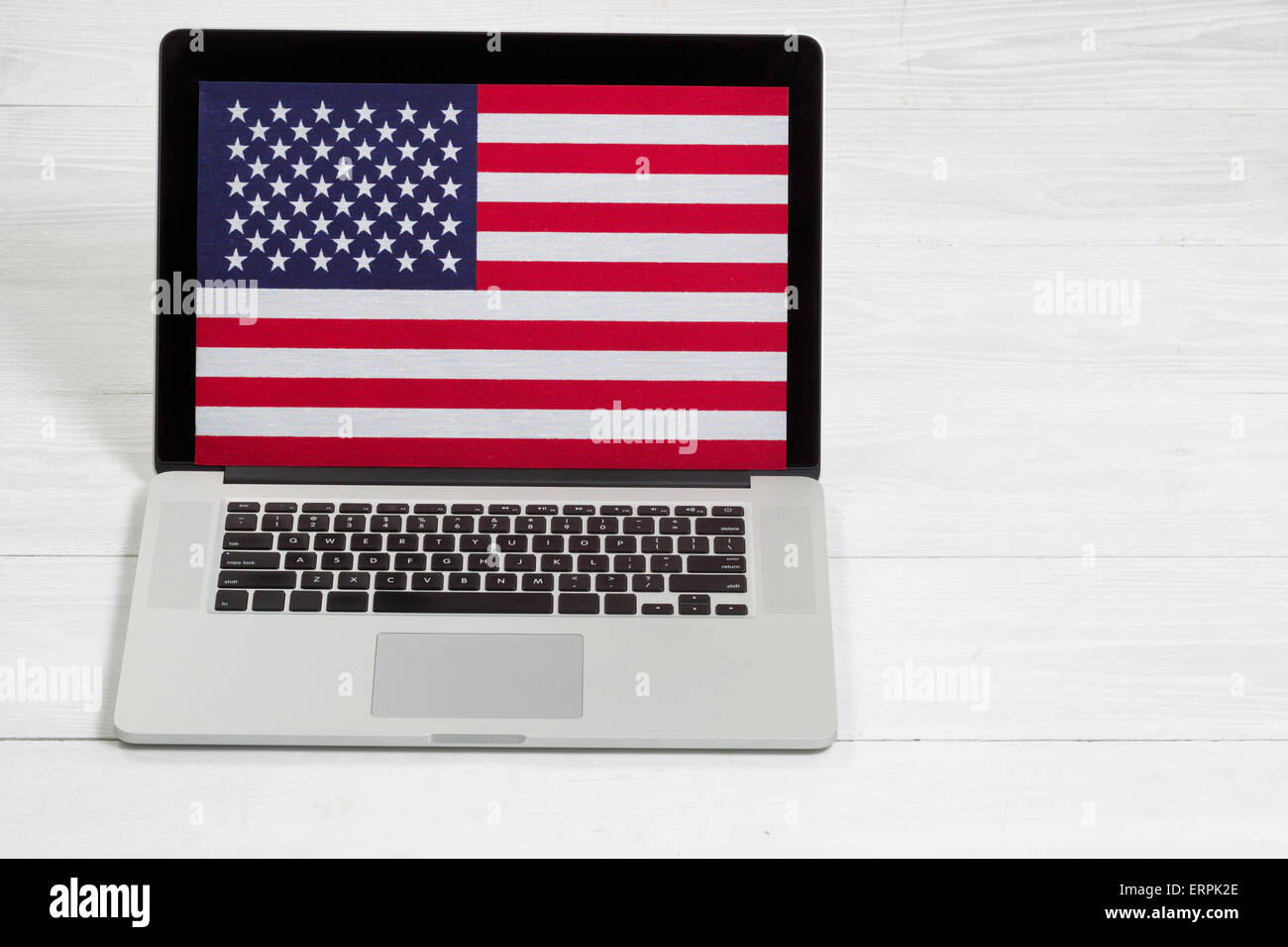 Ordinateur mobile, États-Unis d'Amérique drapeau sur l'écran d'affichage, le bureau blanc. Concept d'USA ordinateur non garanti. Banque D'Images