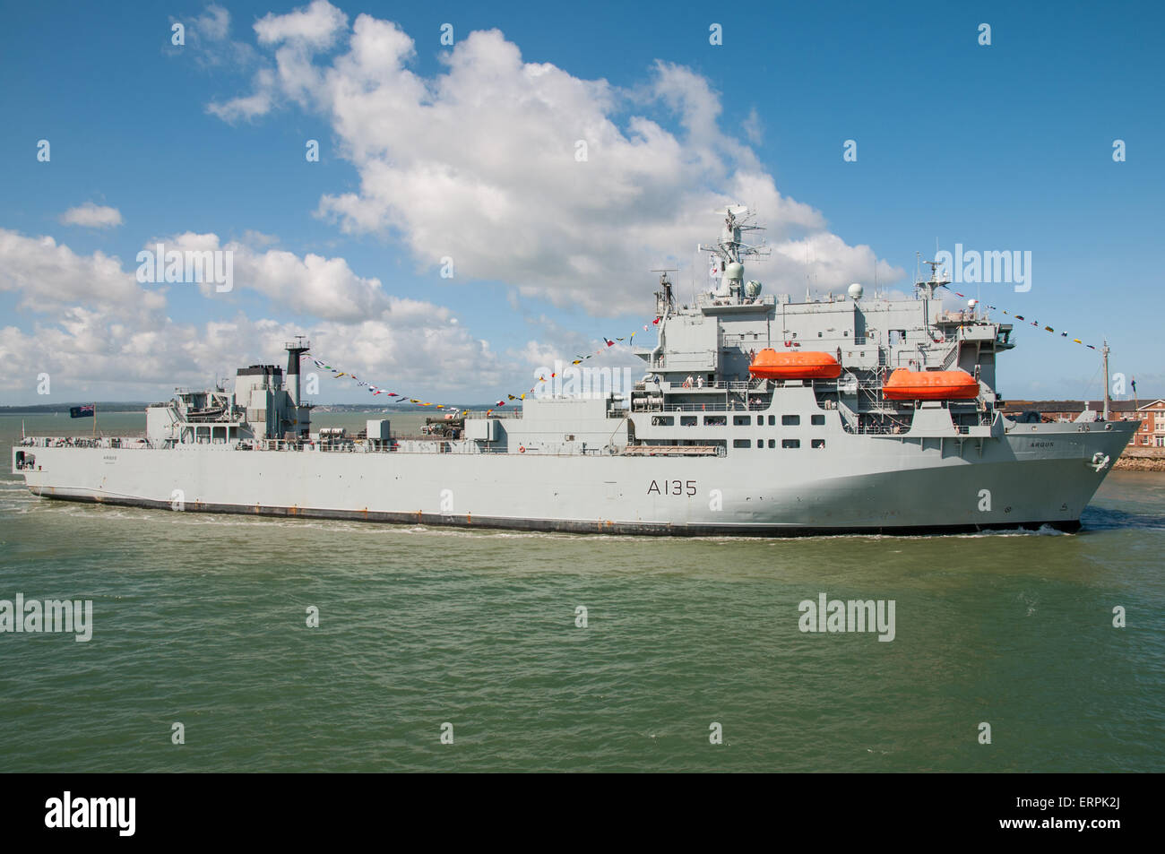 RFA Argus (A135), en arrivant à Portsmouth, Royaume-Uni le 6 juin 2015.. Banque D'Images