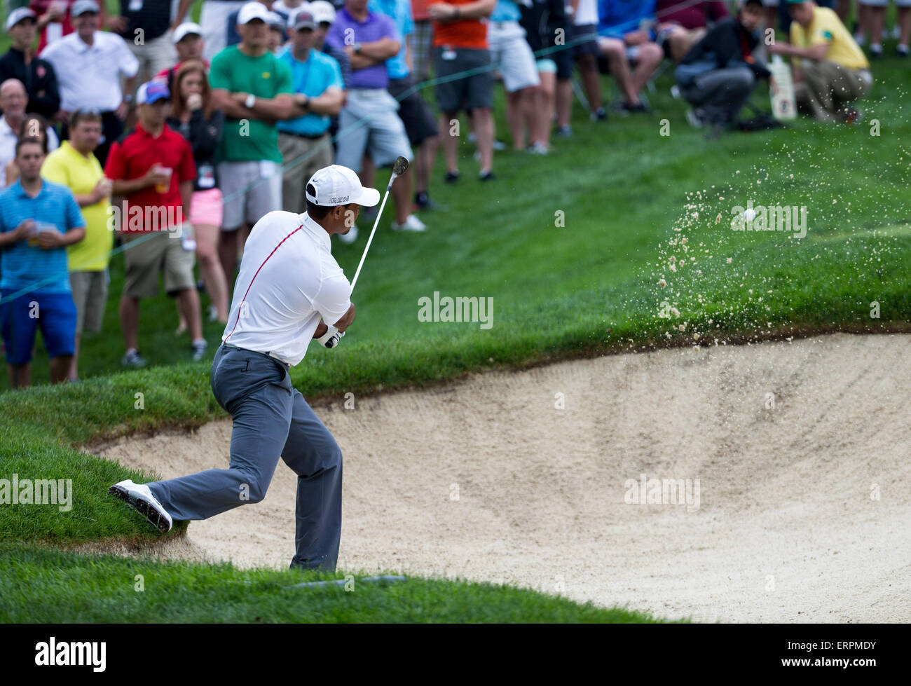 Columbus, États-Unis. 6 juin, 2015. Tiger Woods hits du bunker au jour 3 du tournoi commémoratif à l'United Center de Columbus, États-Unis, 6 juin 2015. Credit : Ting Shen/Xinhua/Alamy Live News Banque D'Images