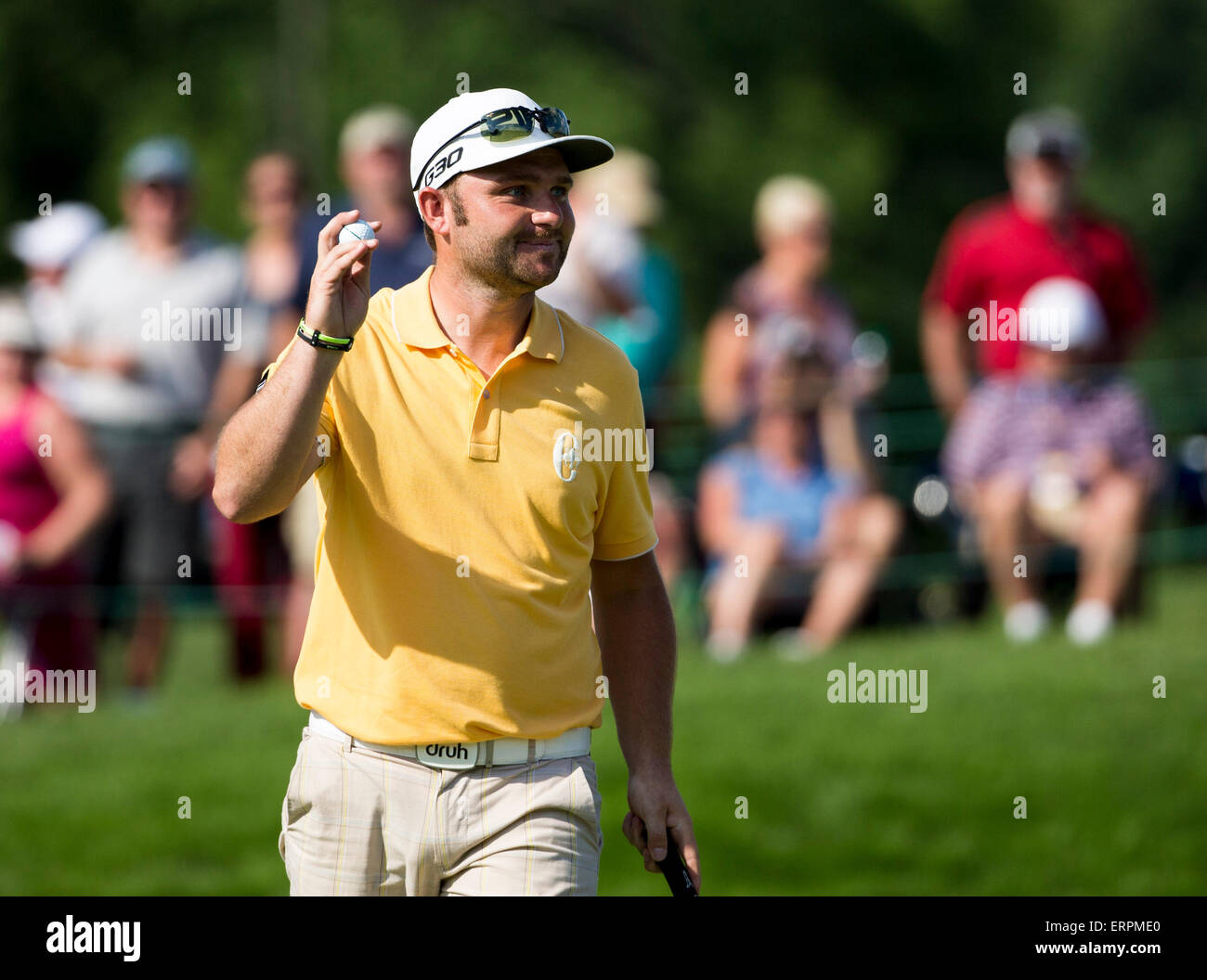 Columbus, États-Unis. 6 juin, 2015. Andy Sullivan salue le public après la mise dans le 18e trou au jour 3 du Memorial Tournament à l'United Center de Columbus, États-Unis, 6 juin 2015. Credit : Ting Shen/Xinhua/Alamy Live News Banque D'Images Columbus, États-Unis. 6 juin, 2015. Andy Sullivan salue le public après la mise dans le 18e trou au jour 3 du Memorial Tournament à l'United Center de Columbus, États-Unis, 6 juin 2015. Credit : Ting Shen/Xinhua/Alamy Live News Banque D'Images
