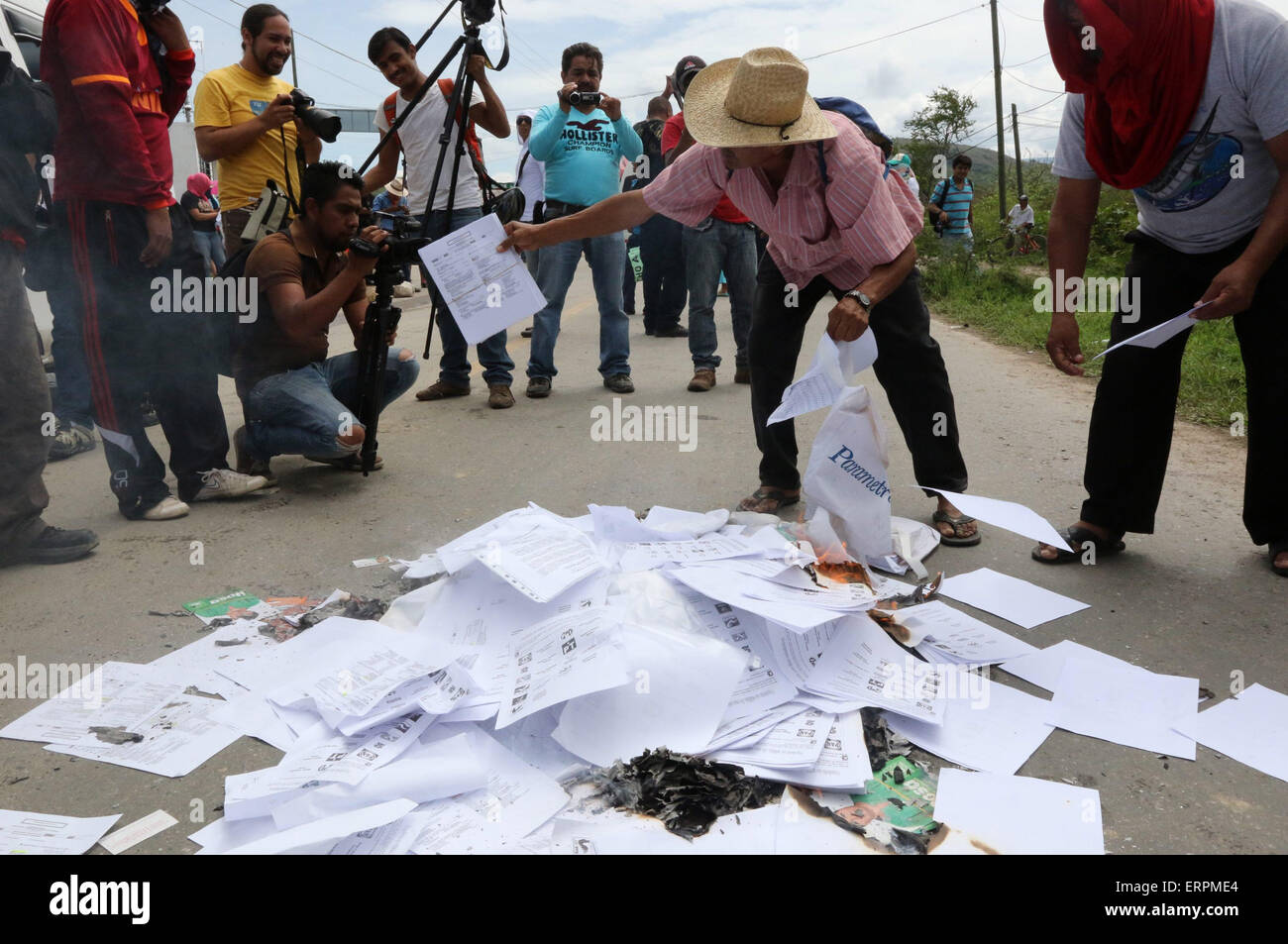 Guerrero, Mexique. 6 juin, 2015. Les enseignants de l'état coordinateur des travailleurs de l'éducation (CETEG) et les parents des disparus 43 étudiants mexicains d'Ayotzinapa's Teacher Training College 'Raul Isidro Burgos' d'Ayotzinapa, prendre part à un blocus pour empêcher l'entrée des bulletins de vote et autres documents électoraux dans la ville de Tixtla, dans l'Etat de Guerrero, Mexique, le 6 juin 2015. Credit : Javier Verdin/Xinhua/Alamy Live News Banque D'Images