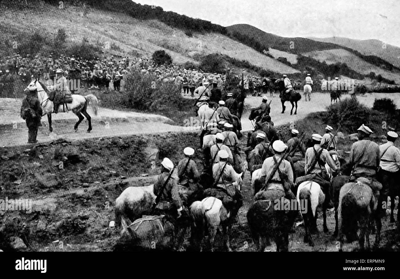 Le regroupement des troupes russes avant un combat sur les hauteurs - Russo - guerre japonais Banque D'Images