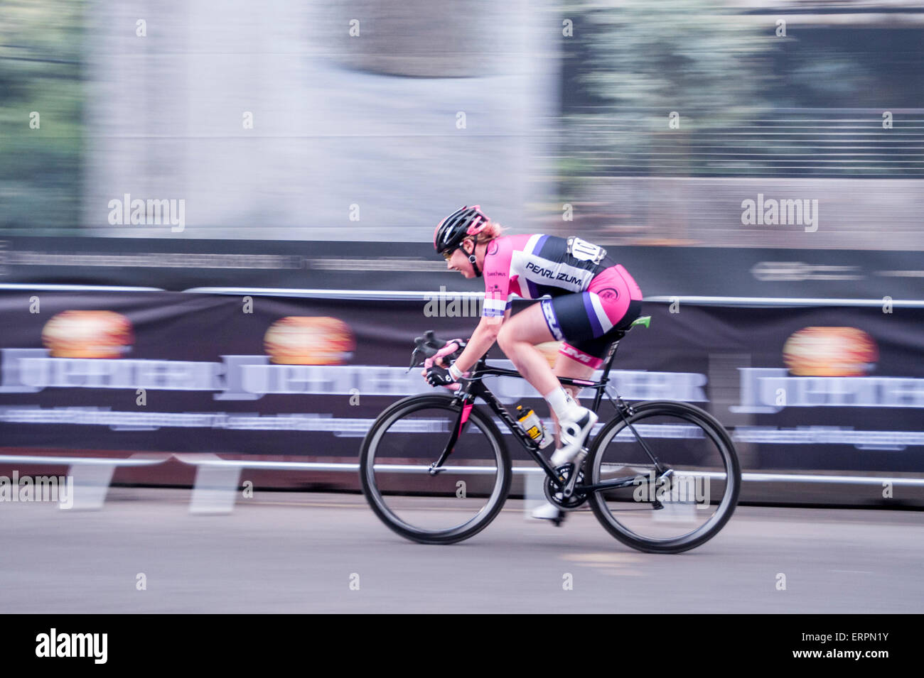 Londres, Royaume-Uni. 6 juin 2015. L'équipe de Katie Archibald Pearl Izumi Sports Tours International, vainqueur du Critérium Élite Schwalbe, comme la 9e édition de l'primé Jupiter Londres Nocturne hits les rues de Farringdon. L'événement réunit les meilleures courses critérium de la rapide et technique du circuit de course autour de Smithfield Market, avec un mélange de courses amateur et d'élite pour les coureurs masculins et féminins. Crédit : Stephen Chung / Alamy Live News Banque D'Images