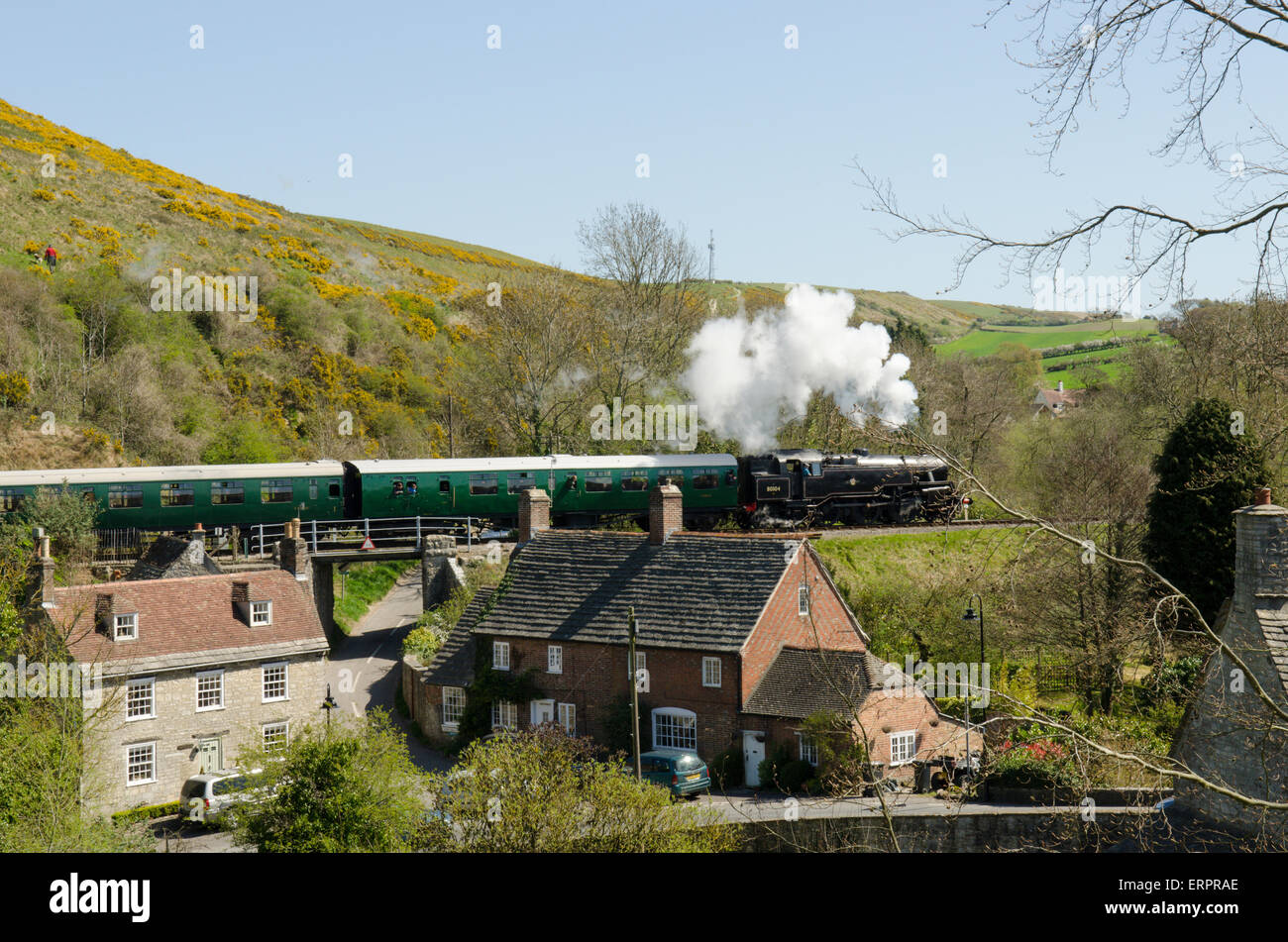 Passage à niveau train à vapeur pont ferroviaire à Corfe, Dorset, en avril, en carrioles. Banque D'Images