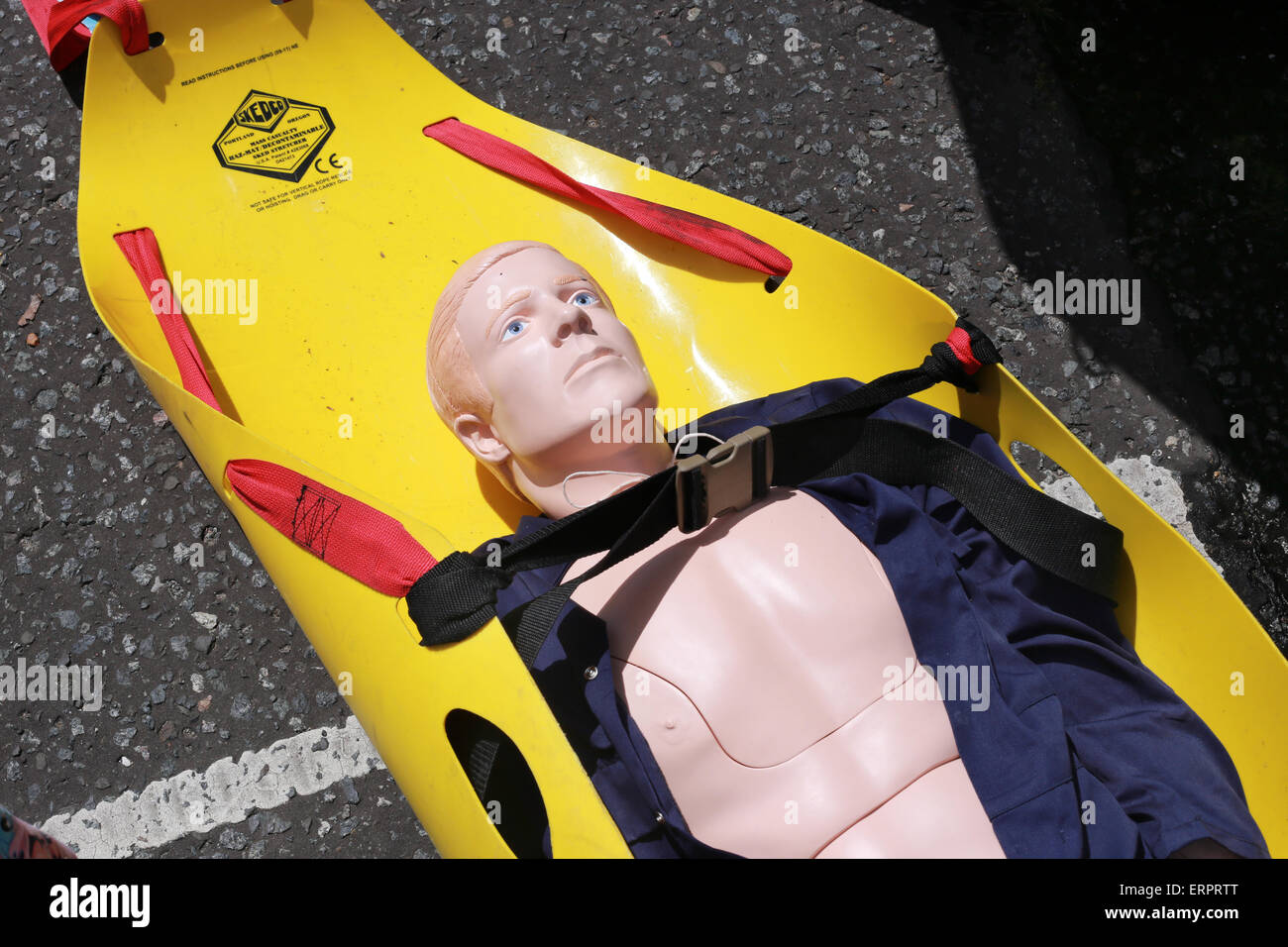 La pratique d'un mannequin sur un brancard d'urgence lors d'un incendie et de sauvetage service station, Essex, Angleterre, Royaume-Uni. Banque D'Images