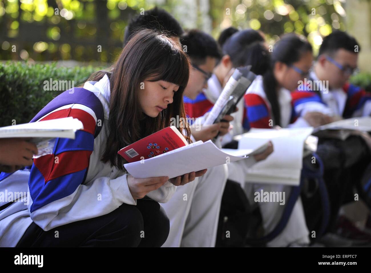 Beijing, Chine. 7 juin, 2015. Attendre les candidats à entrer dans l'école secondaire de Dongzhimen pour les examens d'entrée collège national à Beijing, capitale de Chine, le 7 juin 2015. Les examens de deux jours a commencé le dimanche, avec 9,42 millions de personnes pour l'examens cette année. Treize régions de niveau provincial seront également organiser des examens pour d'autres sujets, le 9 juin. Credit : Gao Jianjun/Xinhua/Alamy Live News Banque D'Images